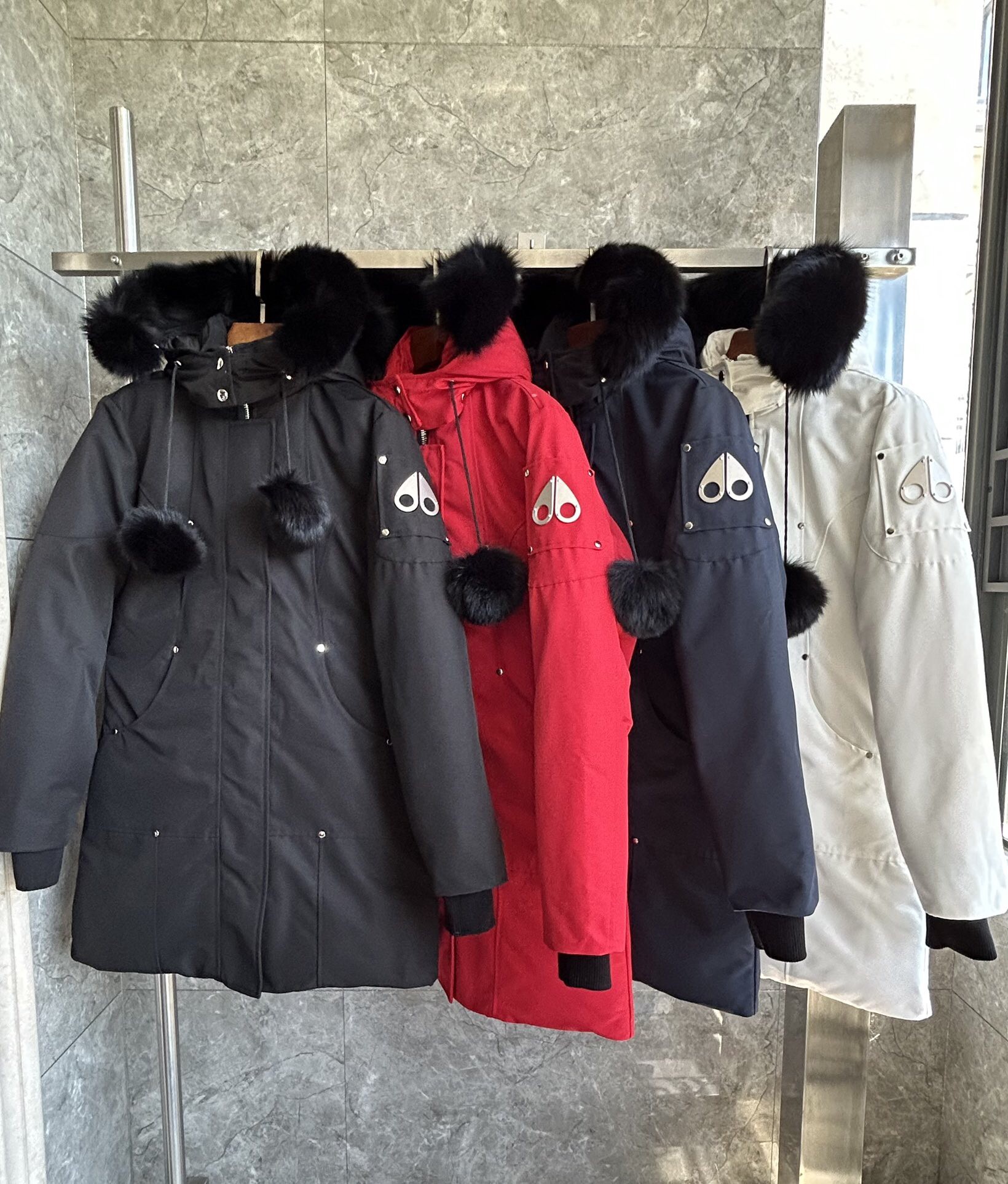 【MOOSE KNUCKLES 公式旗艦店】レディース ロングダウンジャケット ご好評に付き再入荷！