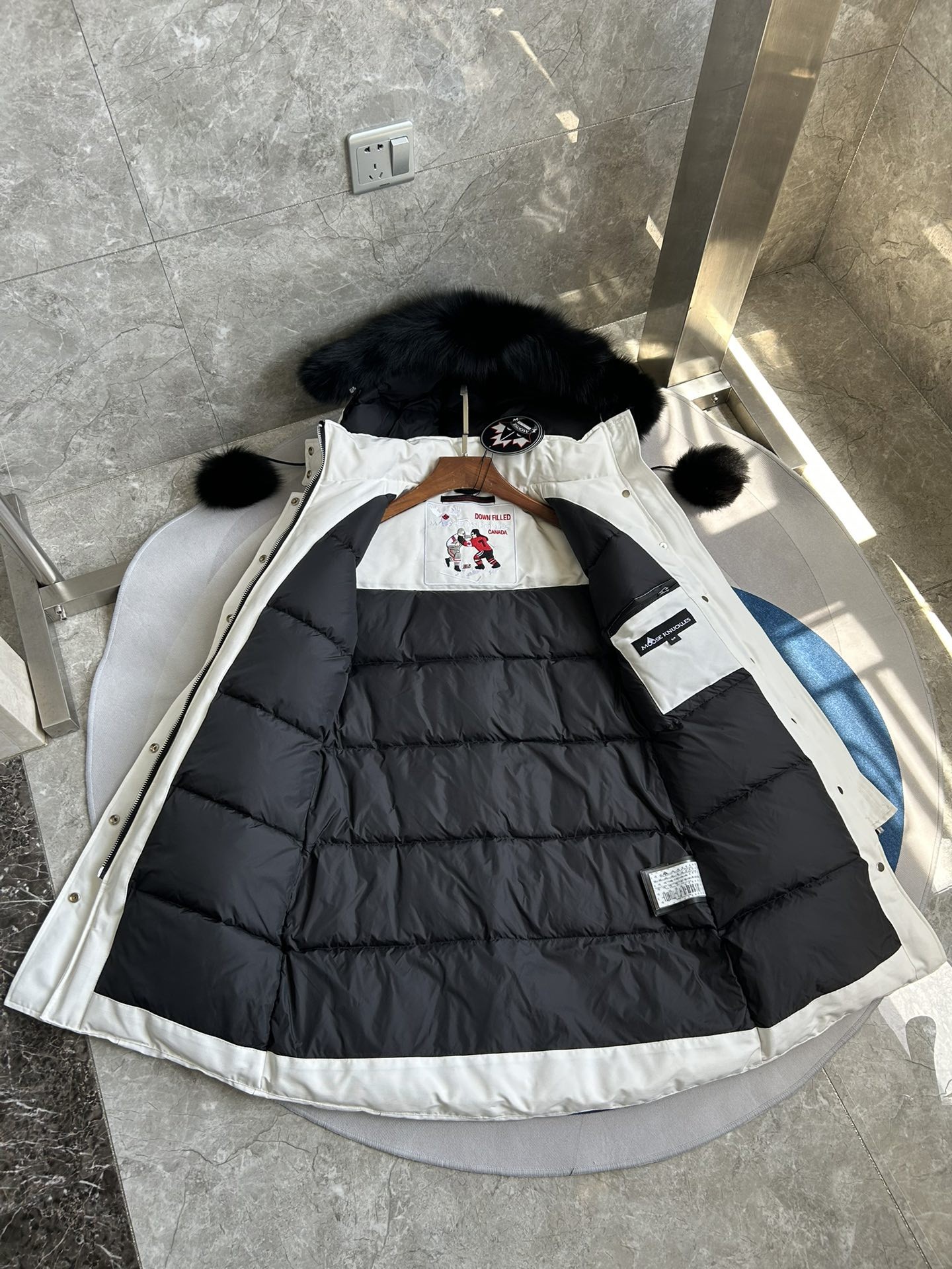 【MOOSE KNUCKLES 公式旗艦店】レディース ロングダウンジャケット ご好評に付き再入荷！