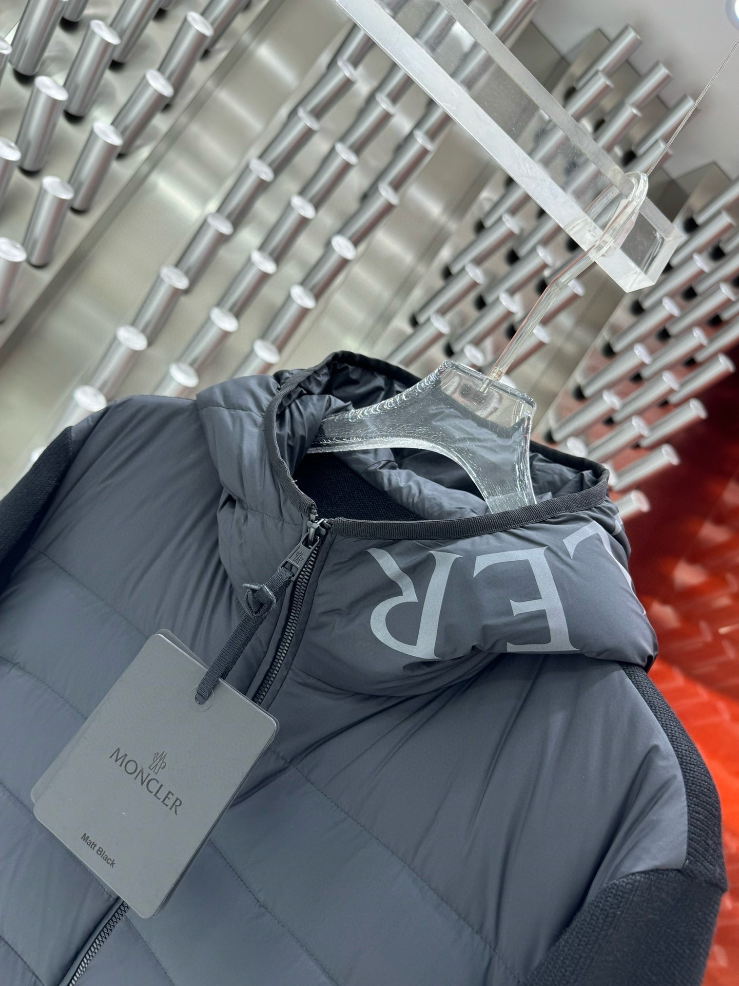 【MONCLER公式 旗艦店】モンクレール ダウンジャケット、ご好評に付き再入荷！