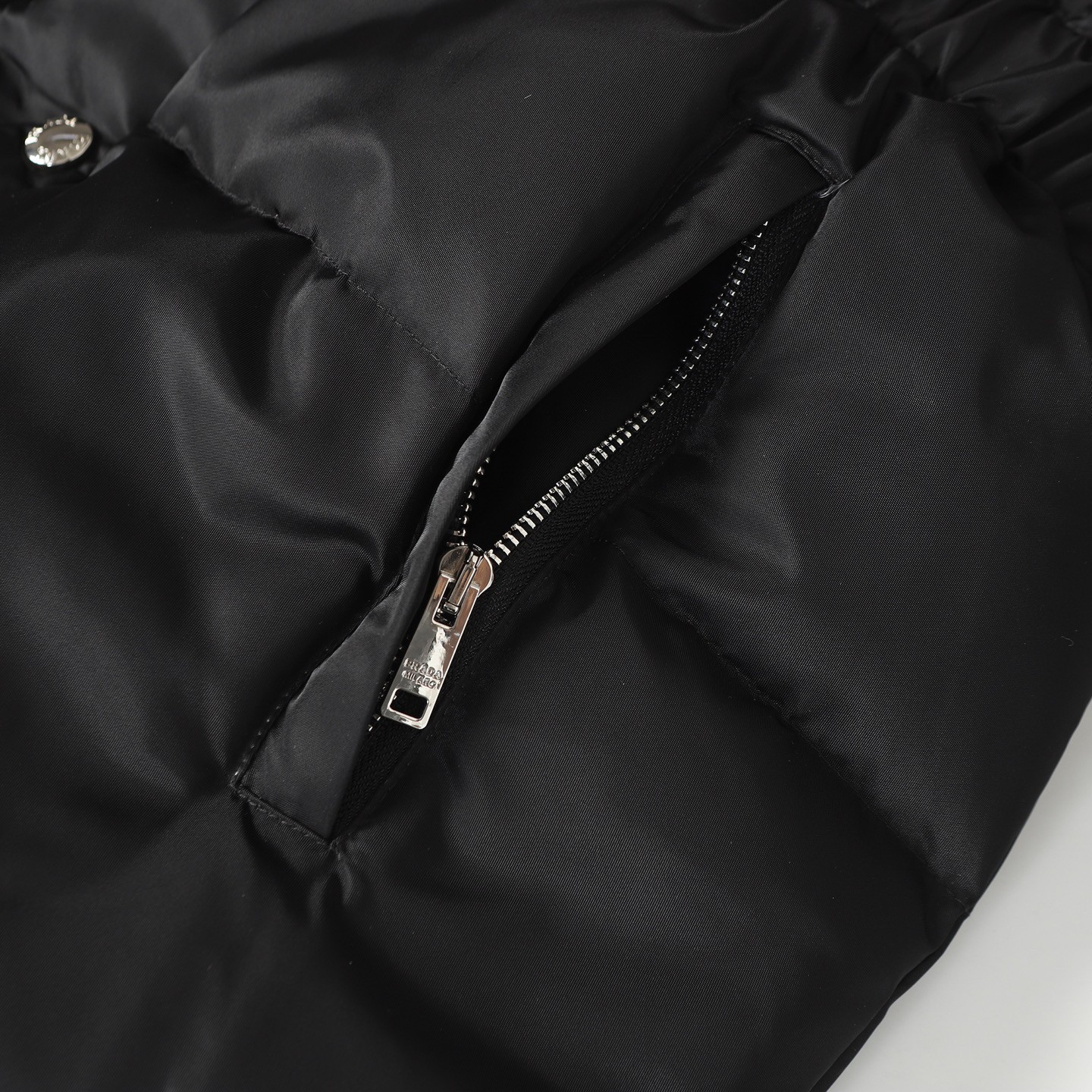 【PRADA旗艦店】ダウンジャケット、ご好評に付き再入荷！