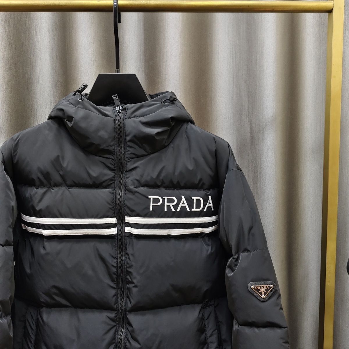 【PRADA旗艦店】プラダ ダウンジャケット ご好評に付き再入荷！