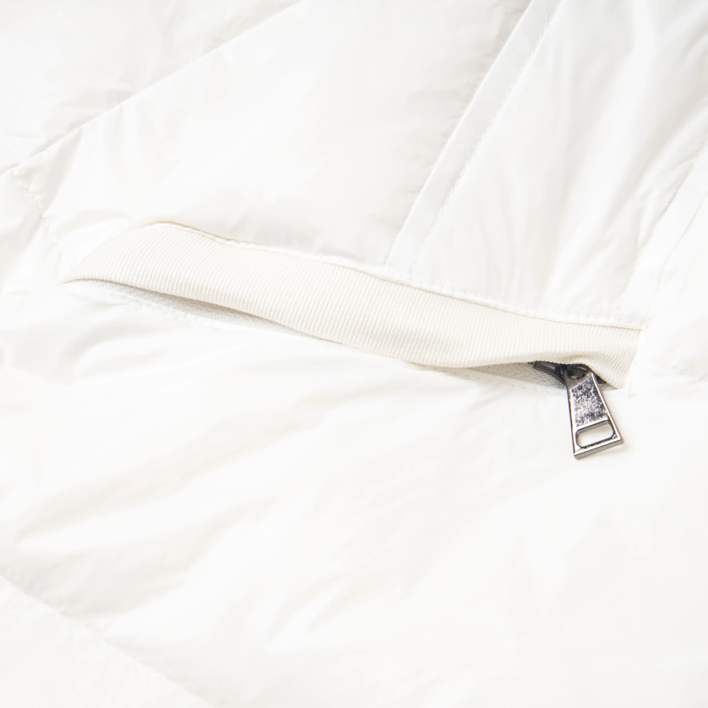 【MONCLER公式 旗艦店】モンクレール ダウンジャケット、ご好評に付き再入荷！