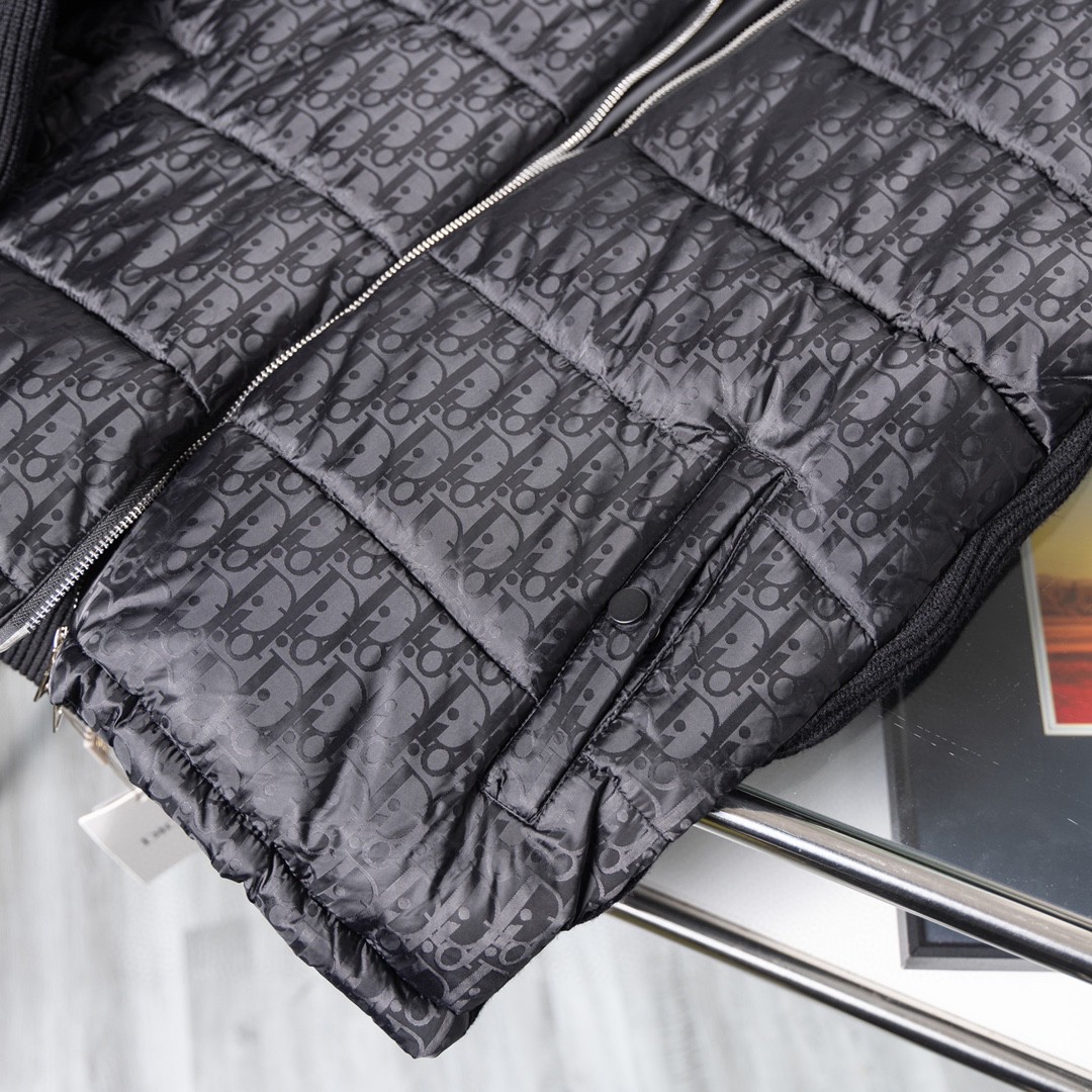 【DIOR公式 旗艦店】（ディオール ） ダウンジャケット、ご好評に付き再入荷！