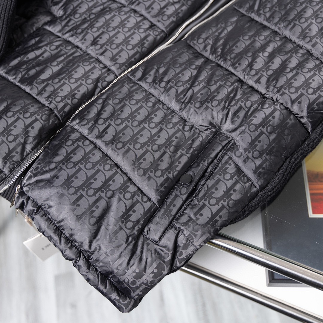 【DIOR公式 旗艦店】（ディオール ） ダウンジャケット、ご好評に付き再入荷！