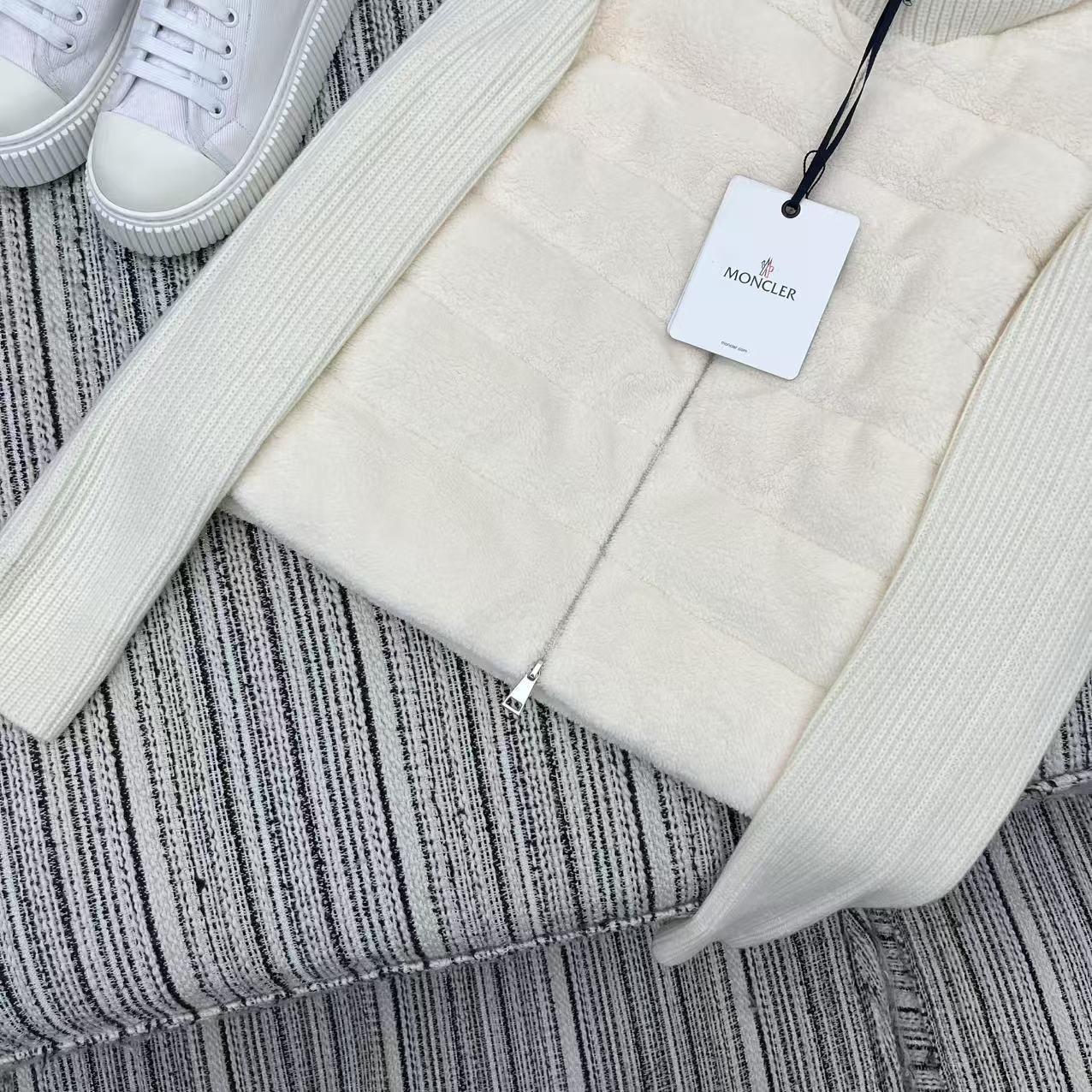 【MONCLER 公式旗艦店】モンクレール ダウンジャケット ご好評に付き再入荷！