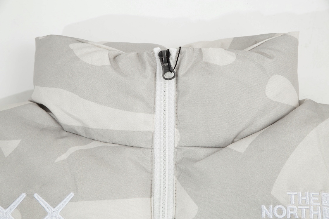 【The North Face 公式 旗艦店】KAWS1996綿の服 ダウンジャケット