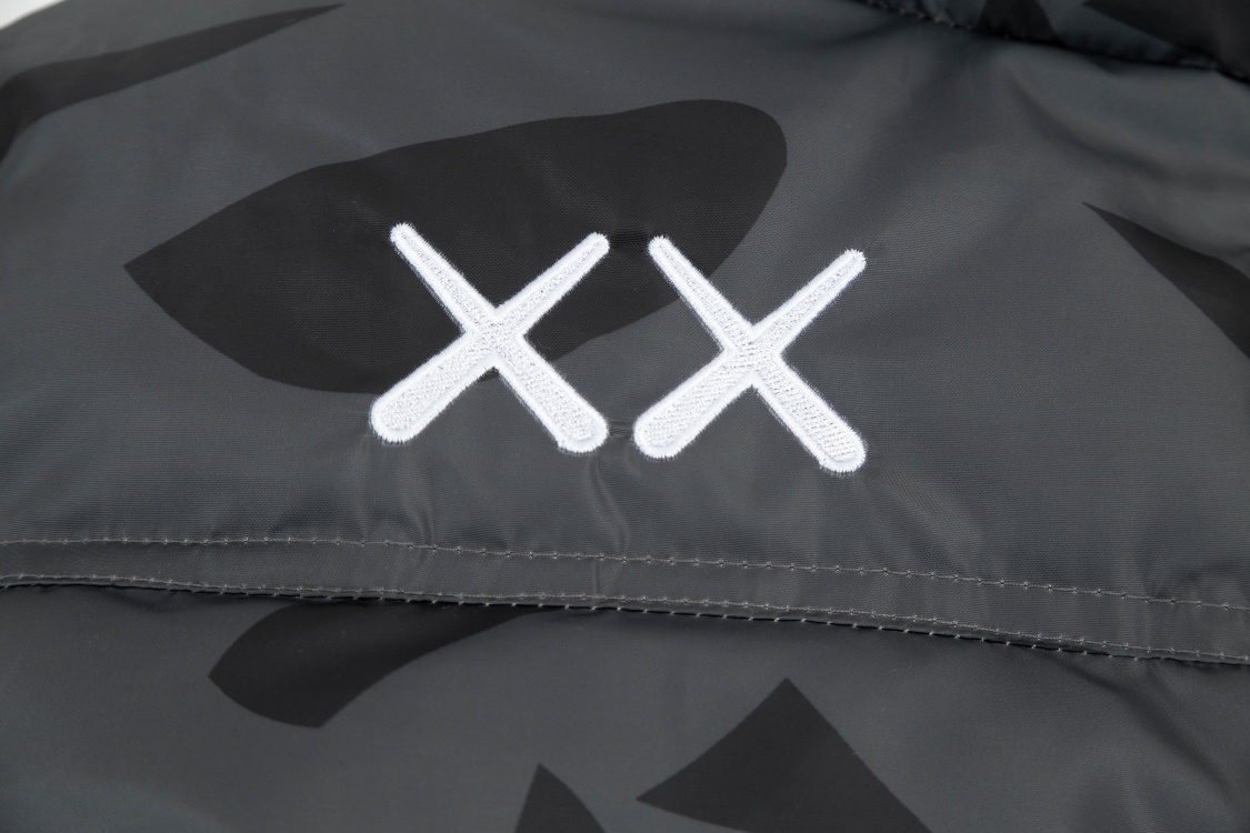 【The North Face 公式 旗艦店】KAWS1996綿の服 ダウンジャケット