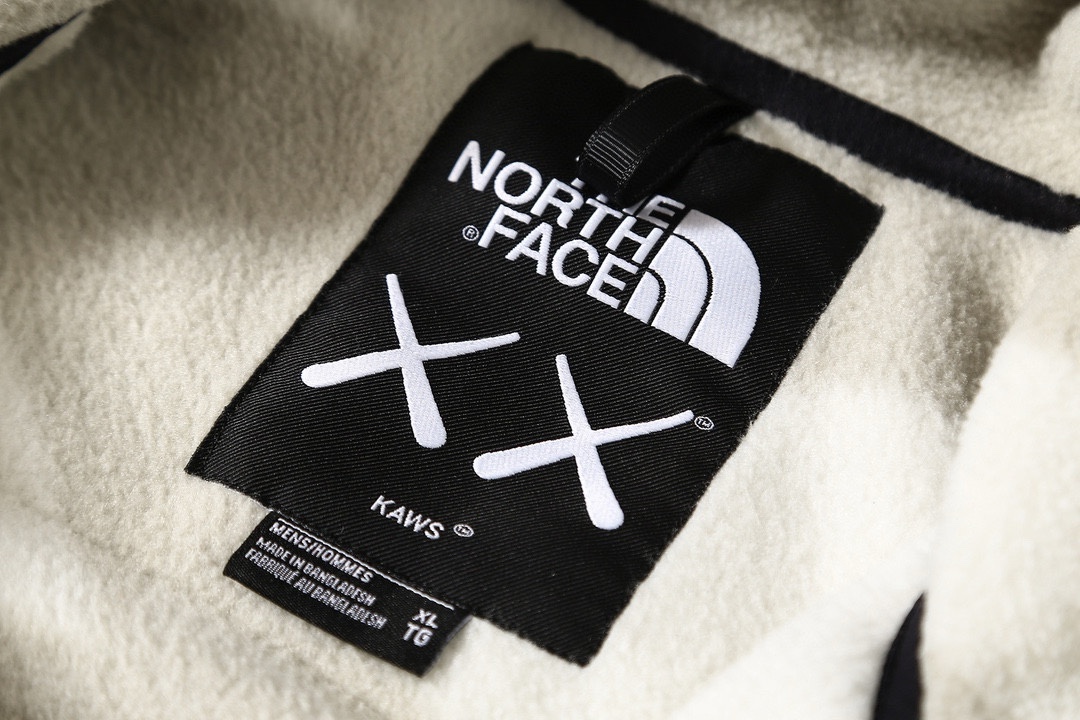 【THE NORTH FACE x KAWS】ジャケット 男女兼用 ご好評に付き再入荷！