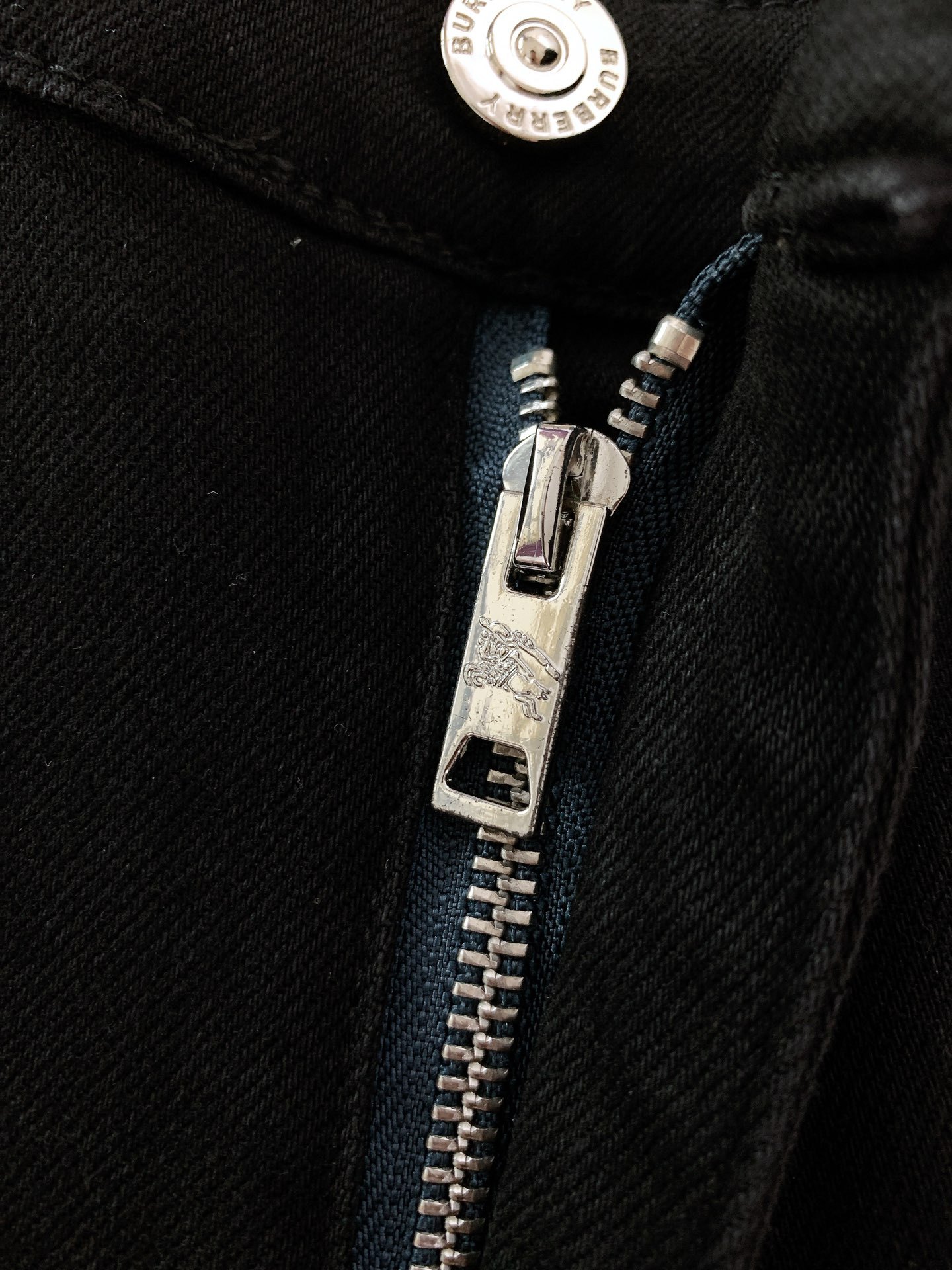 【BURBERRY公式旗艦店】バーバリー ジーパン、ご好評に付き再入荷！