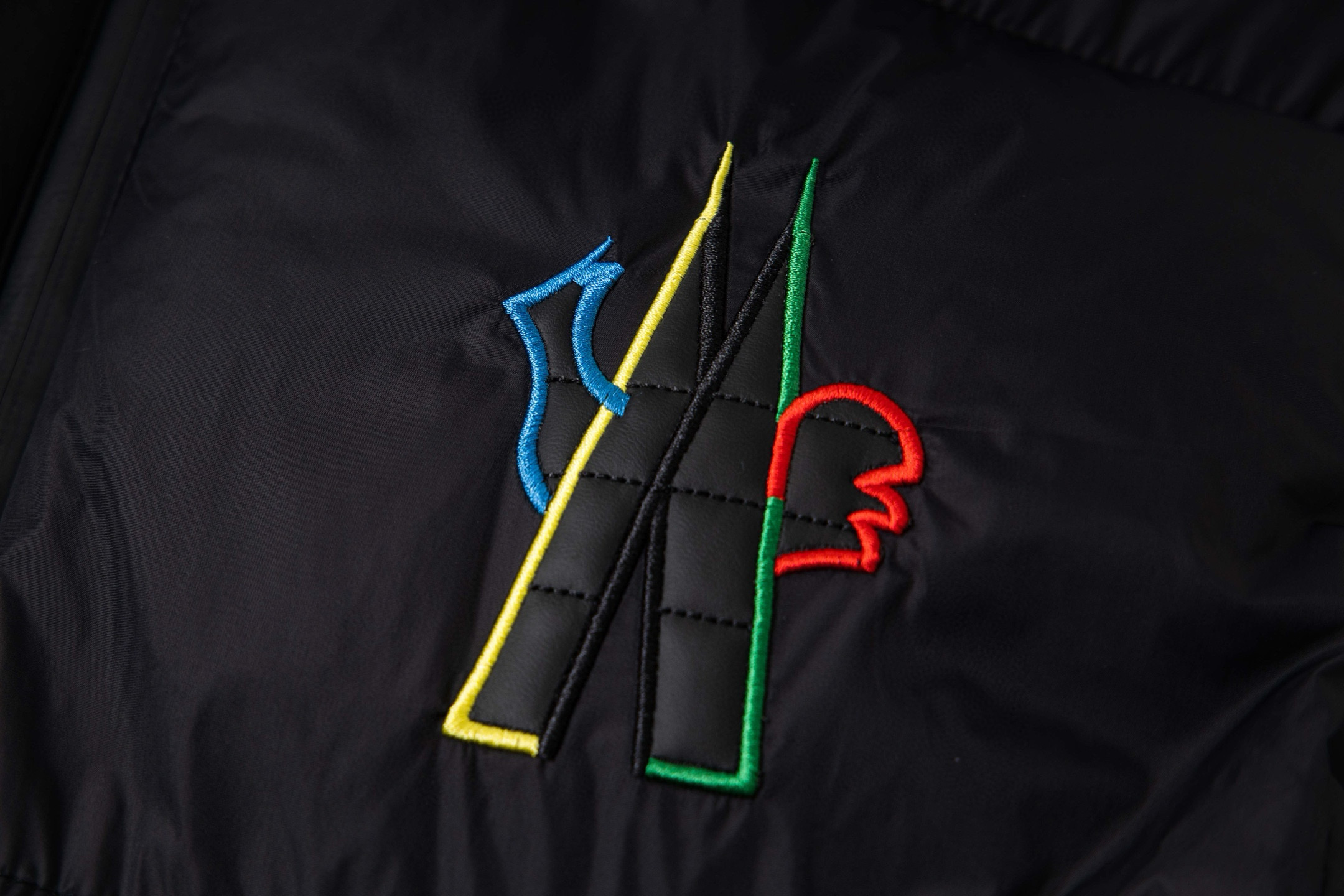 【MONCLER 公式旗艦店】モンクレール ダウンジャケット ご好評に付き再入荷！