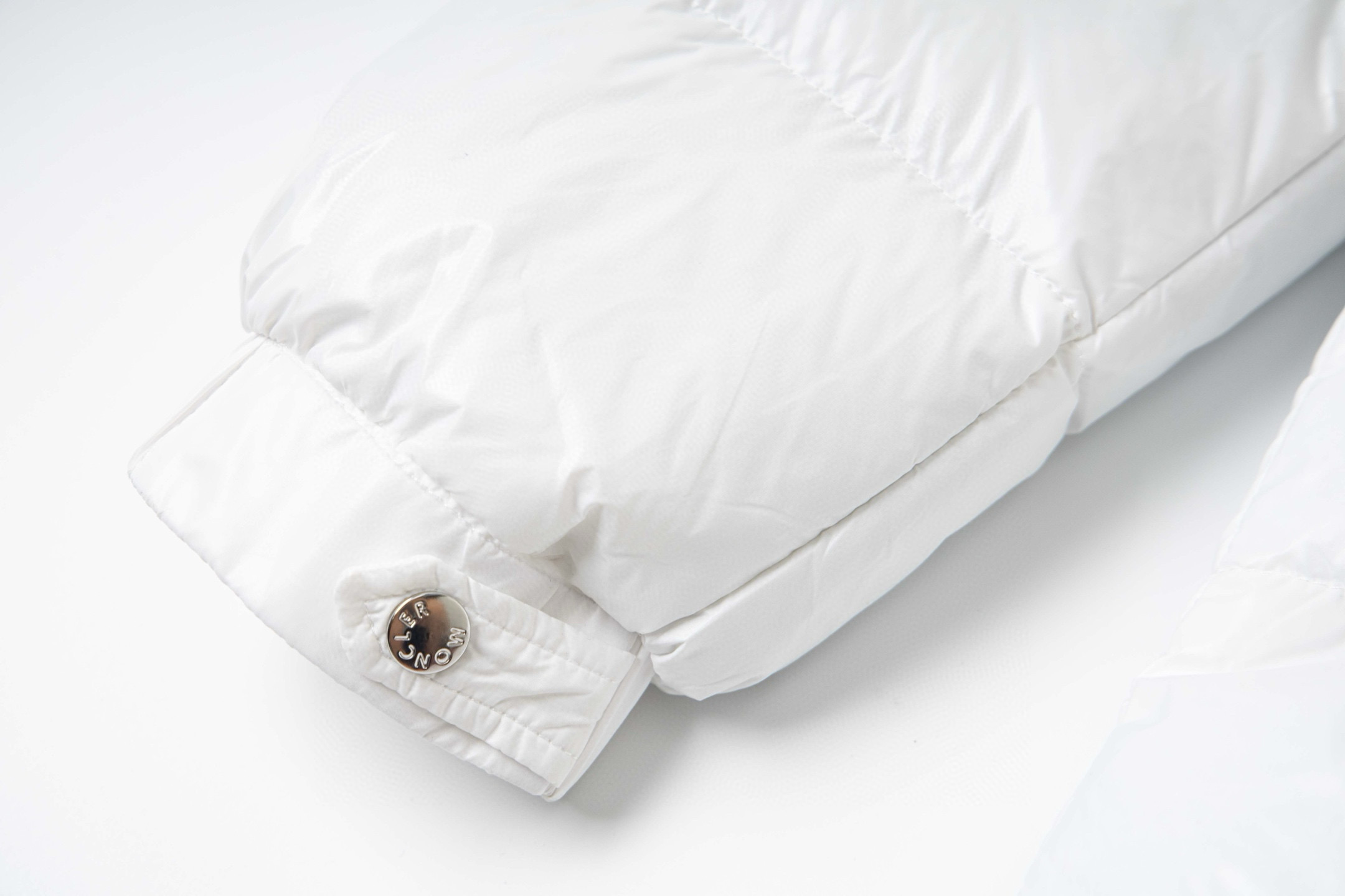 【MONCLER 公式旗艦店】モンクレール ダウンジャケット ご好評に付き再入荷！