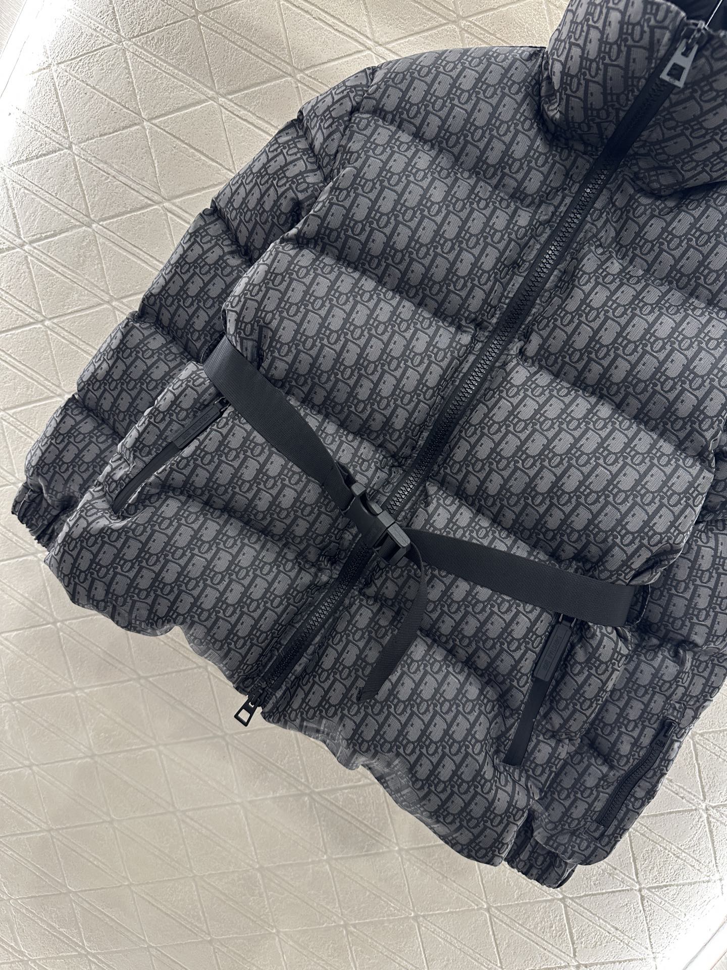 【DIOR公式 旗艦店】（ディオール ） ダウンジャケット、ご好評に付き再入荷！