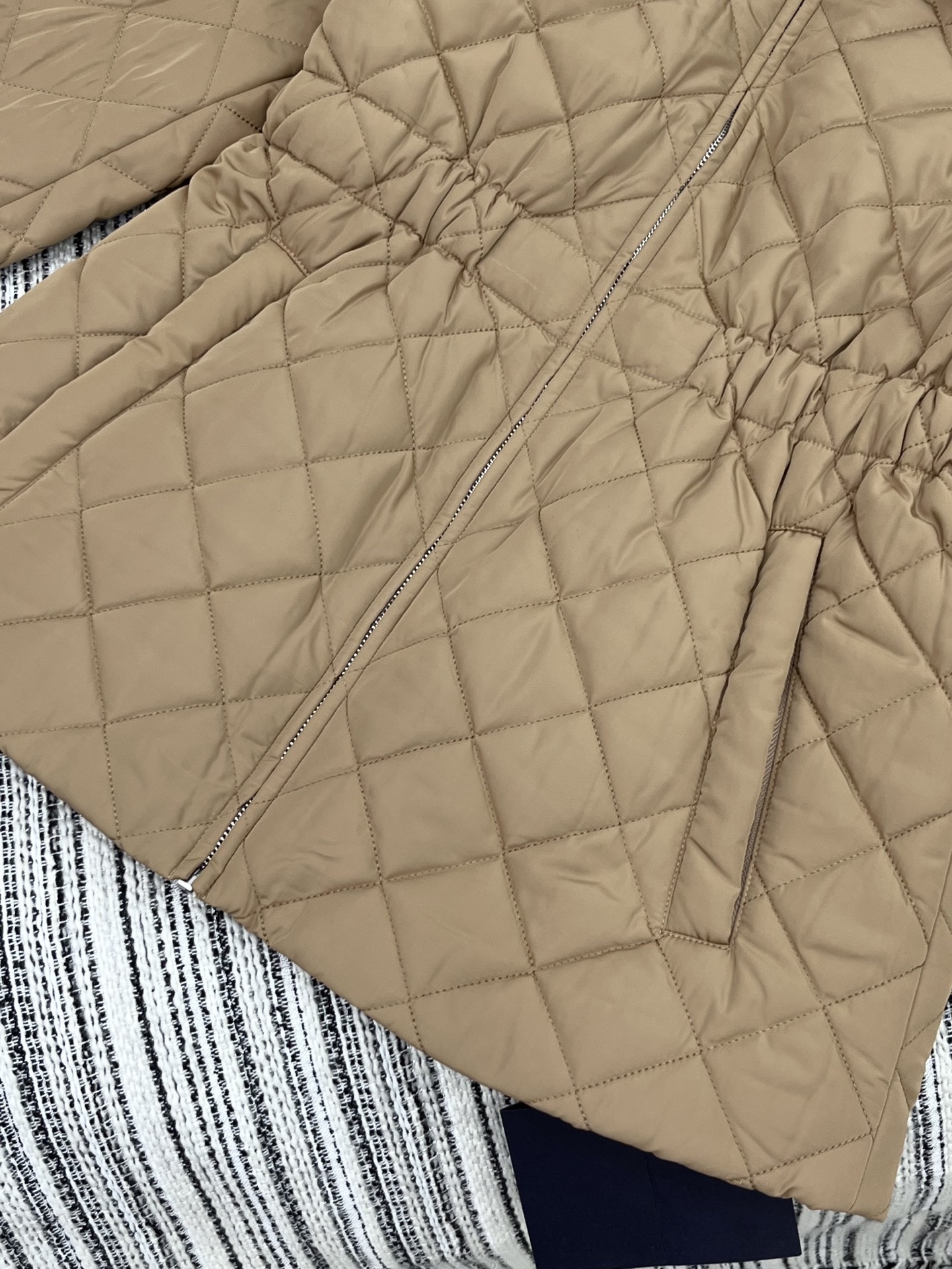 【PRADA旗艦店】ダウンジャケット、ご好評に付き再入荷！