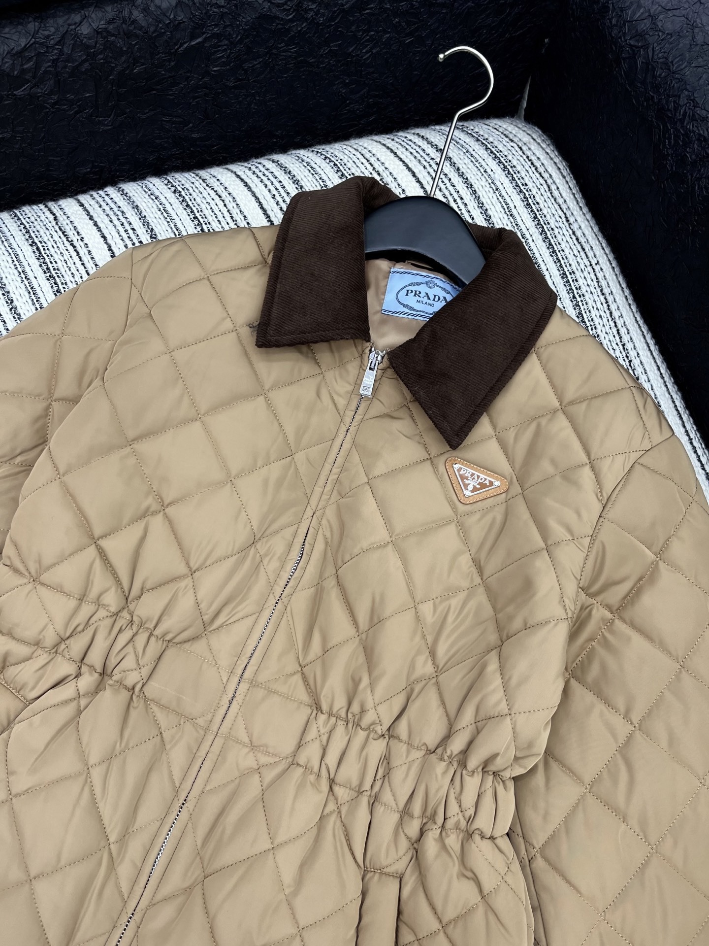 【PRADA旗艦店】ダウンジャケット、ご好評に付き再入荷！
