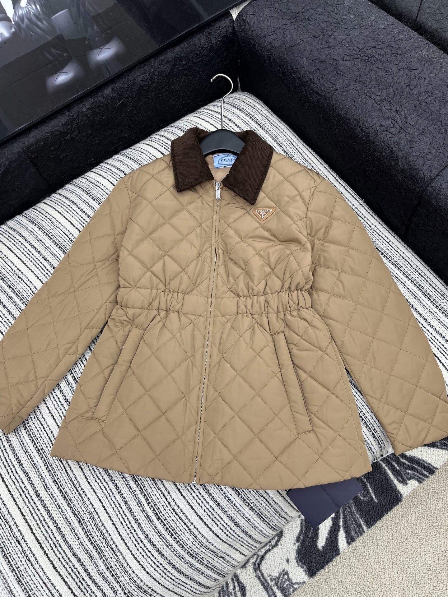 【PRADA旗艦店】ダウンジャケット、ご好評に付き再入荷！