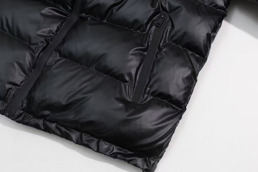 【PRADA旗艦店】プラダ ダウンジャケット ご好評に付き再入荷！