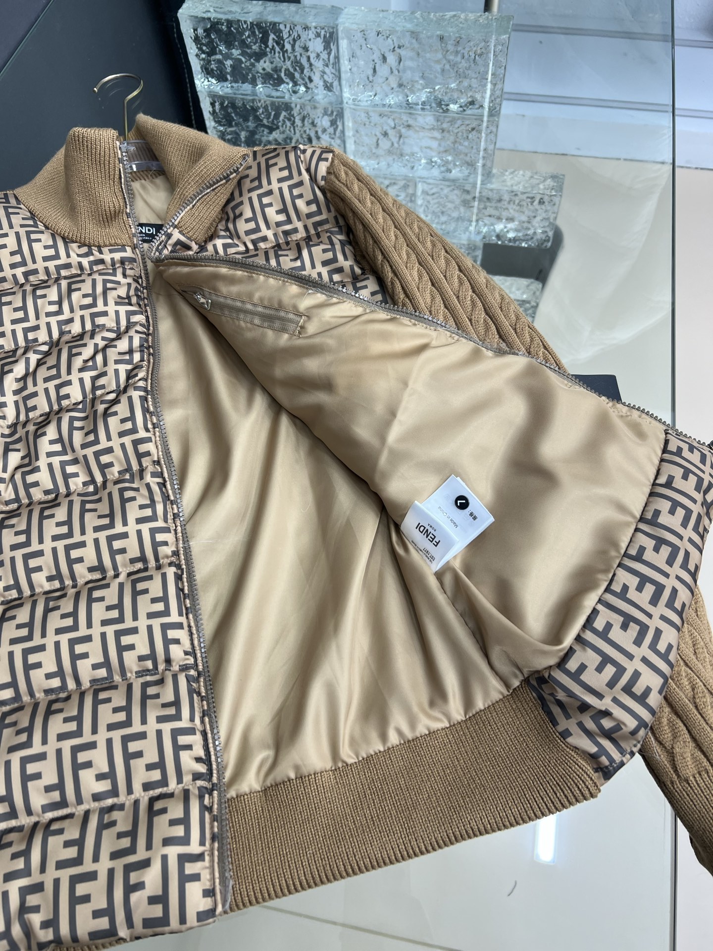 【FENDI旗艦店】フェンディ ダウンジャケット ご好評に付き再入荷！