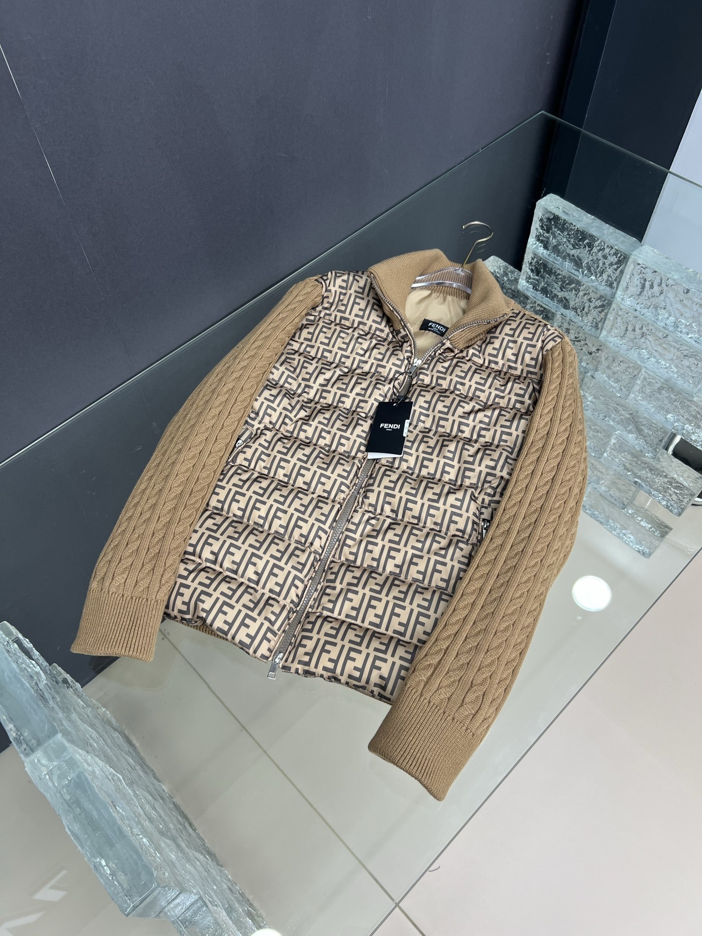 【FENDI旗艦店】フェンディ ダウンジャケット ご好評に付き再入荷！