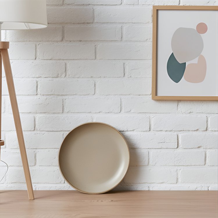 現代陶瓷圓形盤實拍擺放於餐桌