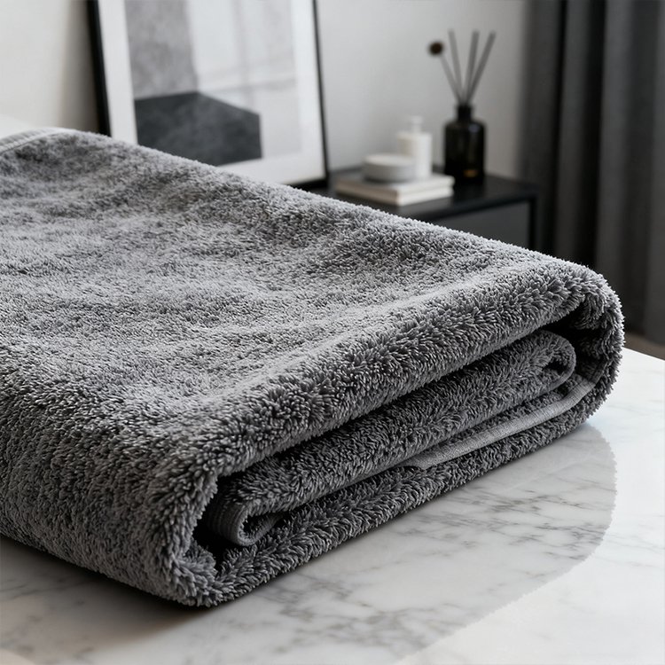 浴室擺設用深灰色浴巾