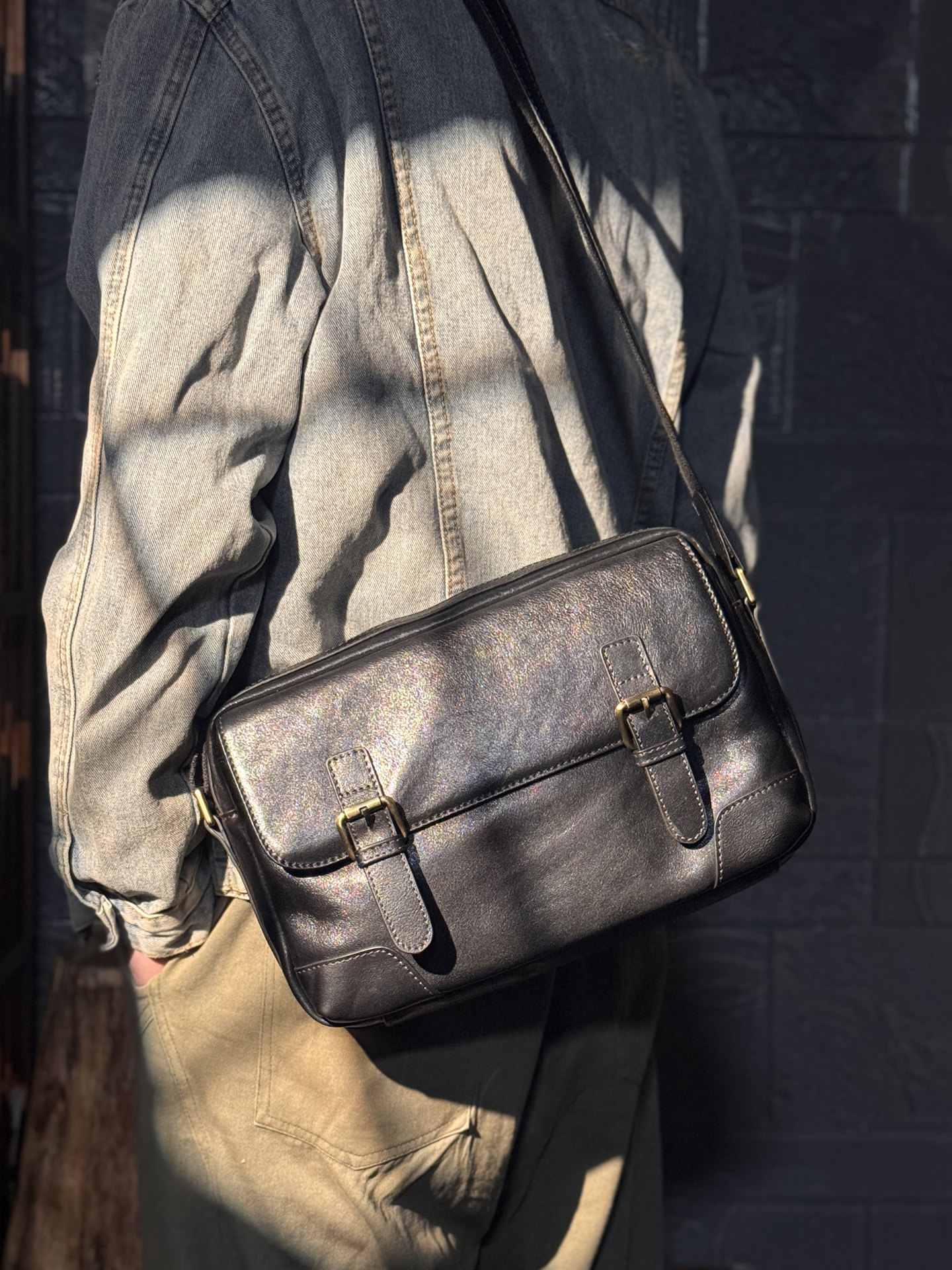 DEEPKEE 男士真皮高級感郵差包 黑色雙扣帶 休閒通勤單肩斜挎包 1368號