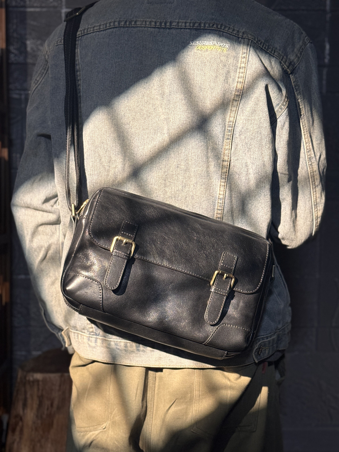 DEEPKEE 男士真皮高級感郵差包 黑色雙扣帶 休閒通勤單肩斜挎包 1368號