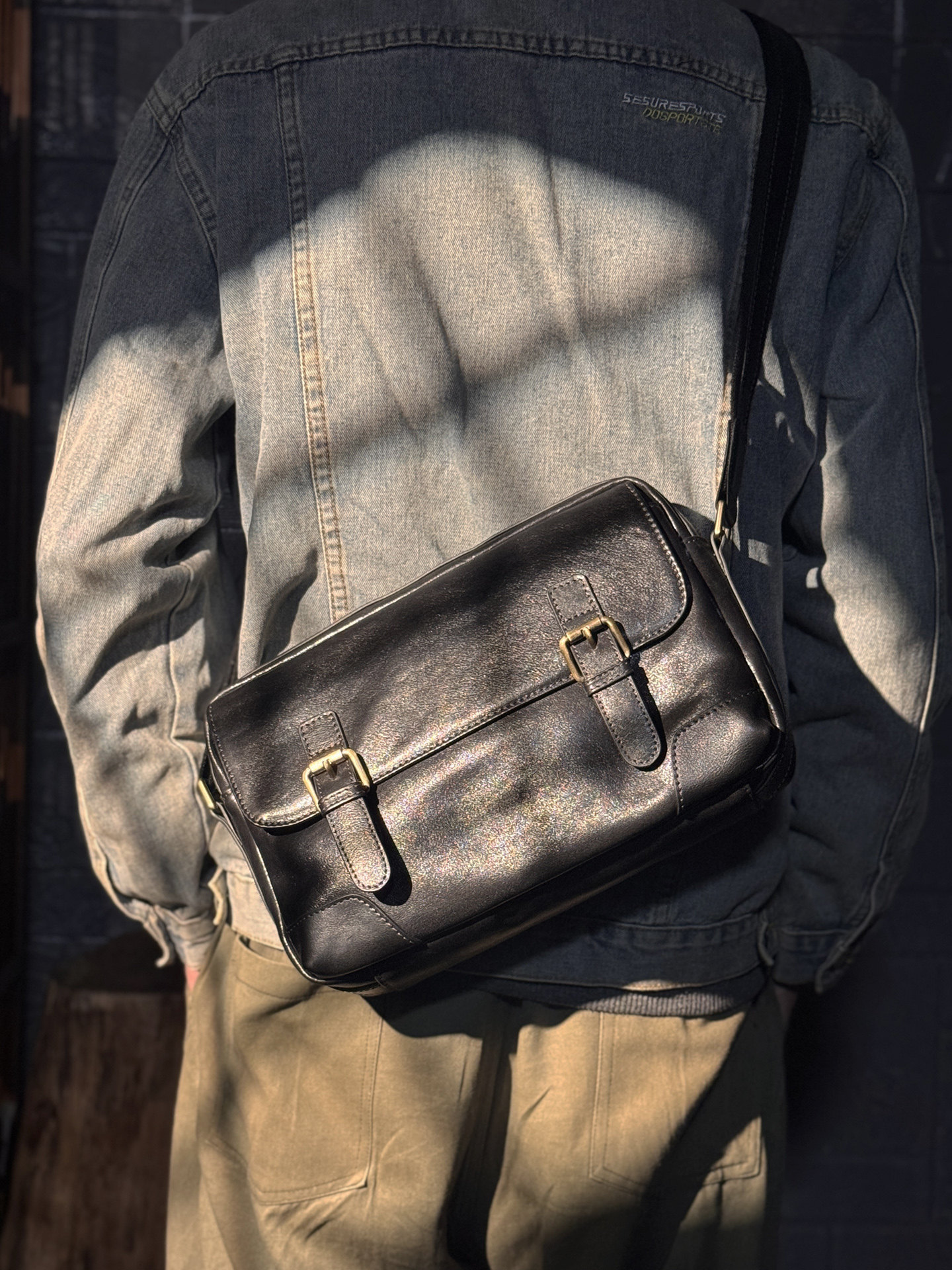 DEEPKEE 男士真皮高級感郵差包 黑色雙扣帶 休閒通勤單肩斜挎包 1368號