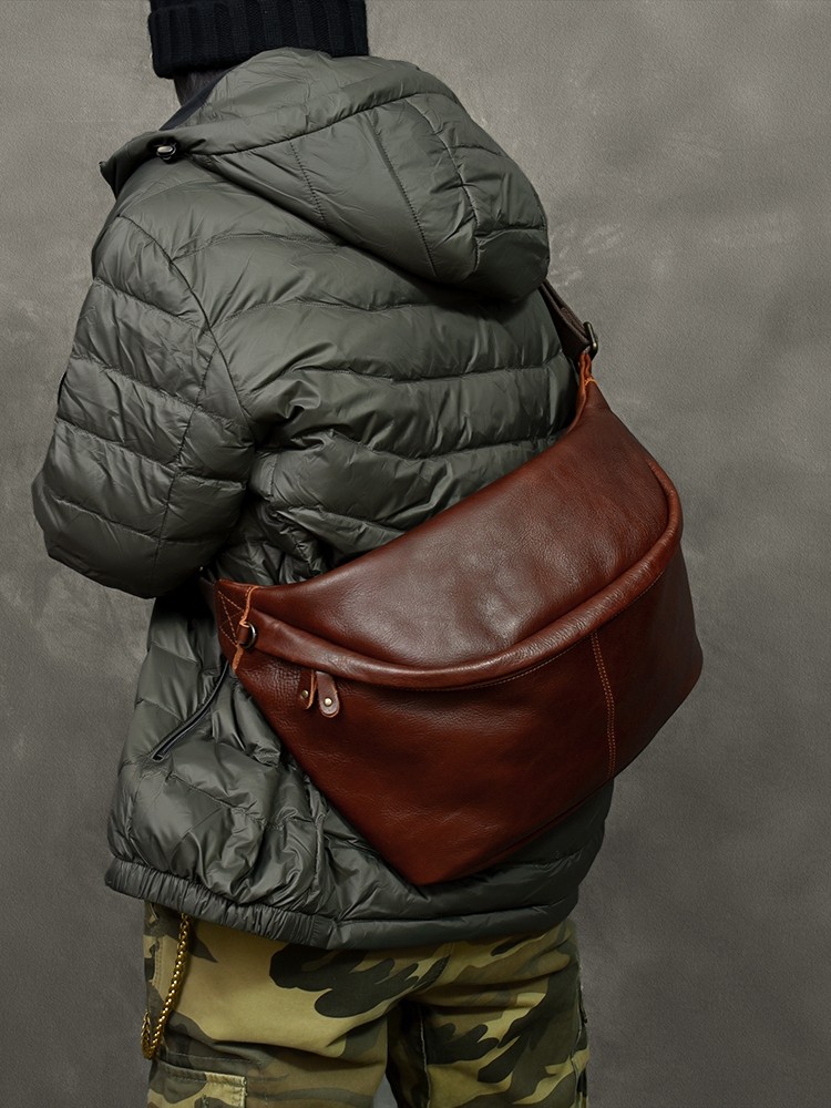 DEEPKEE 2845 號真皮胸包｜復古運動風大容量斜挎包 出門裝滿超省心