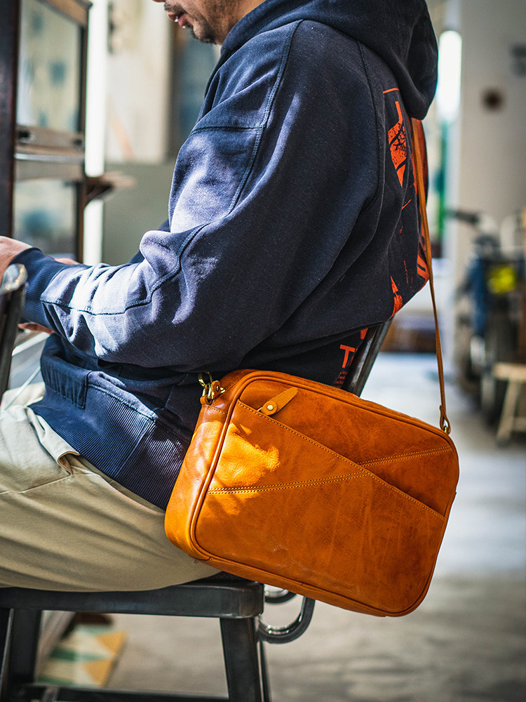 DEEPKEE日式通勒植鞣牛皮斜背包D70248號