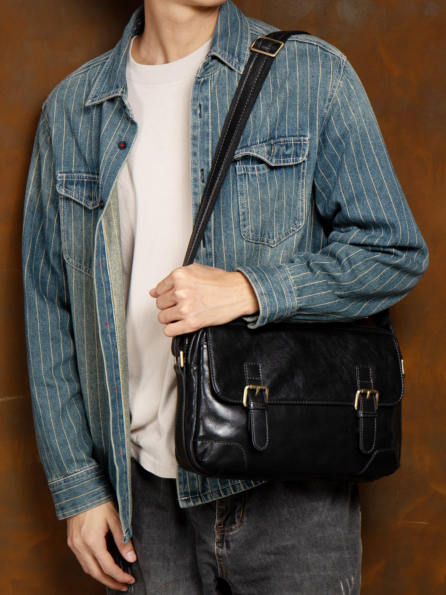 DEEPKEE 男士真皮高級感郵差包 黑色雙扣帶 休閒通勤單肩斜挎包 1368號