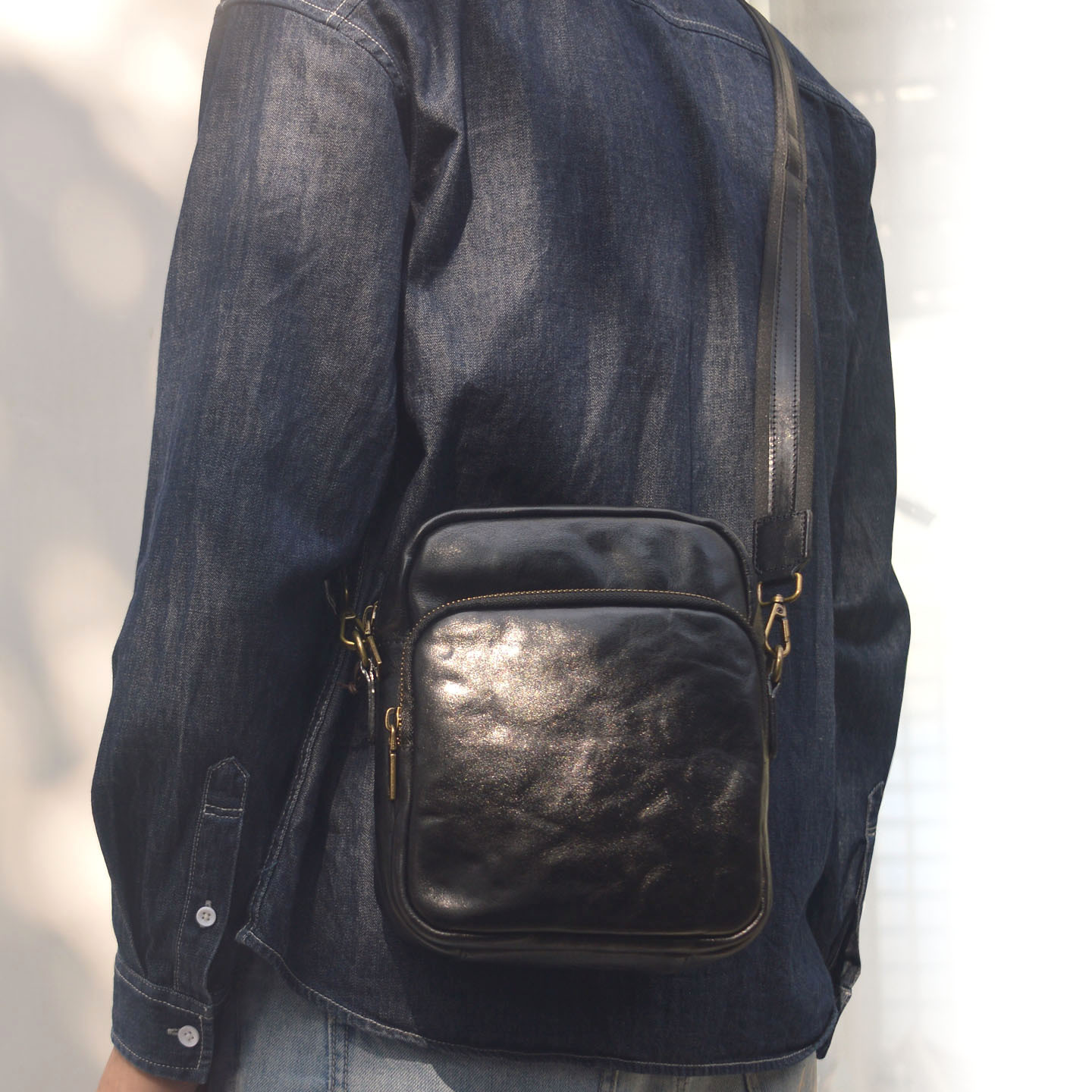 手抓紋真皮斜背包1299號