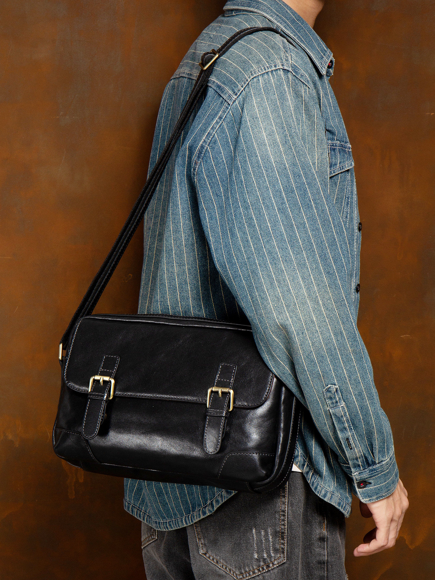 DEEPKEE 男士真皮高級感郵差包 黑色雙扣帶 休閒通勤單肩斜挎包 1368號