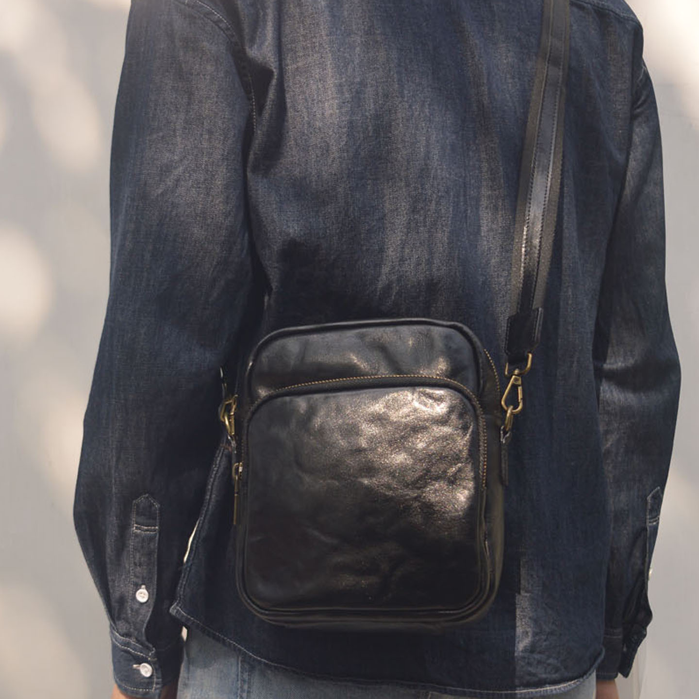 手抓紋真皮斜背包1299號