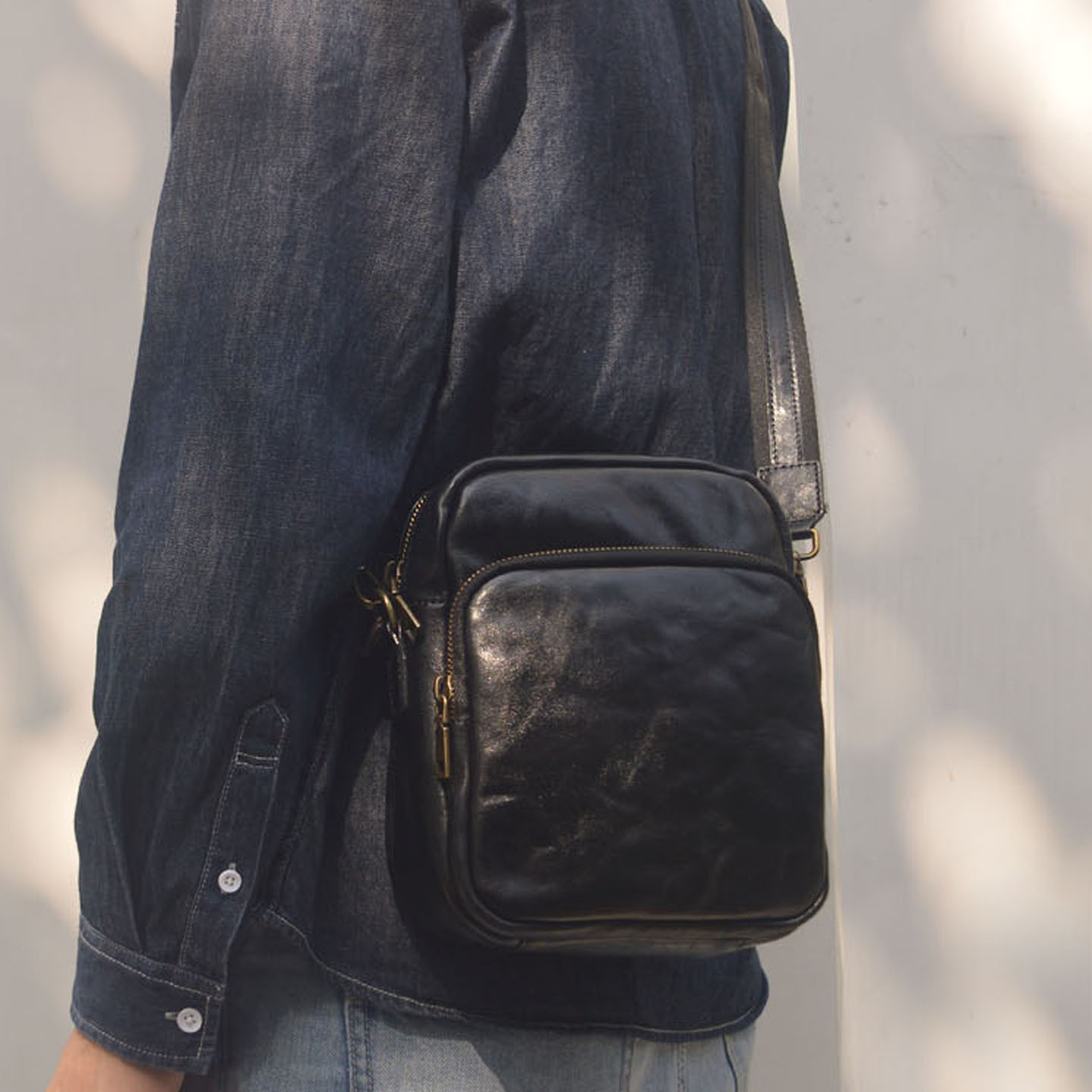 手抓紋真皮斜背包1299號