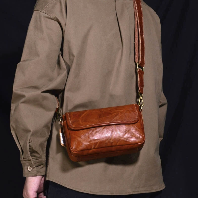 DEEPKEE 男士車縫線工藝拉鍊包蓋式斜挎包 75167 號