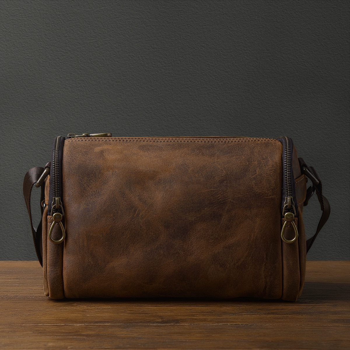 DEEPKEE 瘋馬皮男款枕頭包 質感牛皮 024 號