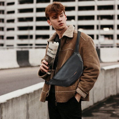 DEEPKEE 男士頭層牛皮胸包 9869 號