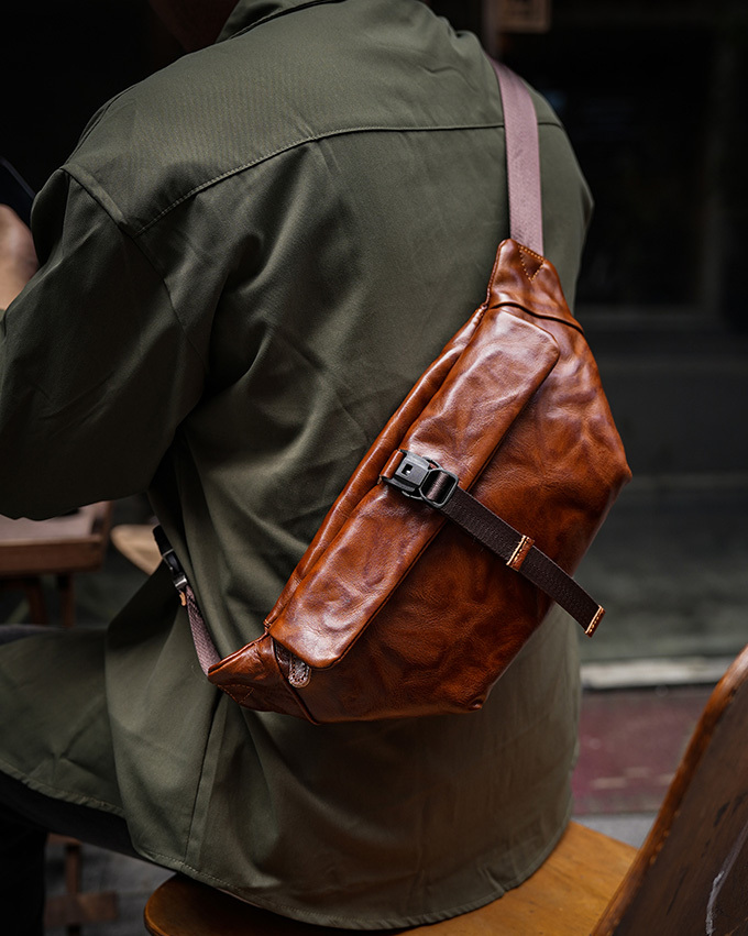 DEEPKEE 復古真皮胸包 手抓紋牛皮斜跨小背包 30297 號