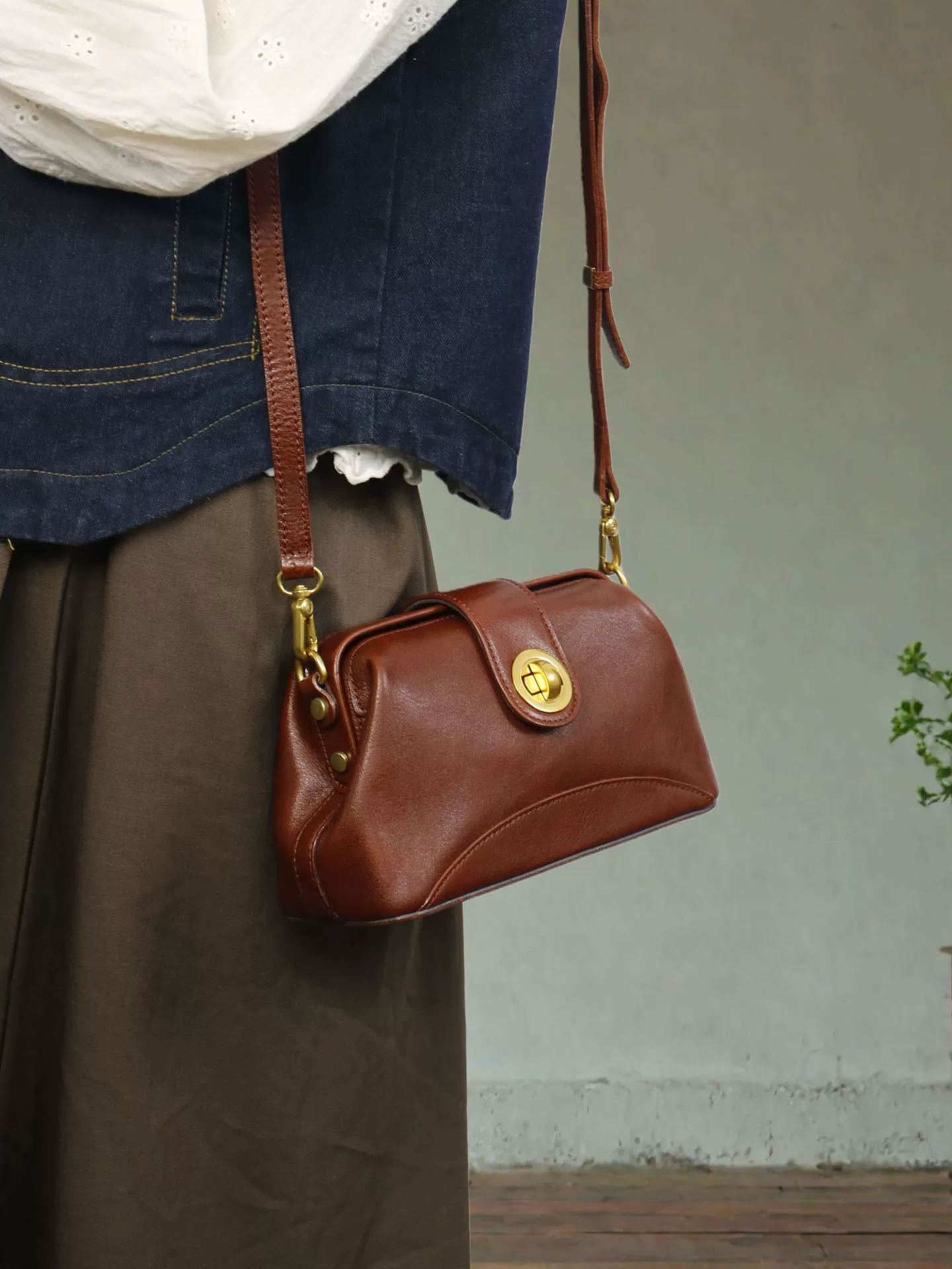 DEEPKEE 頭層牛皮新款百搭流行簡約休閒復古單肩斜挎包 1550 號