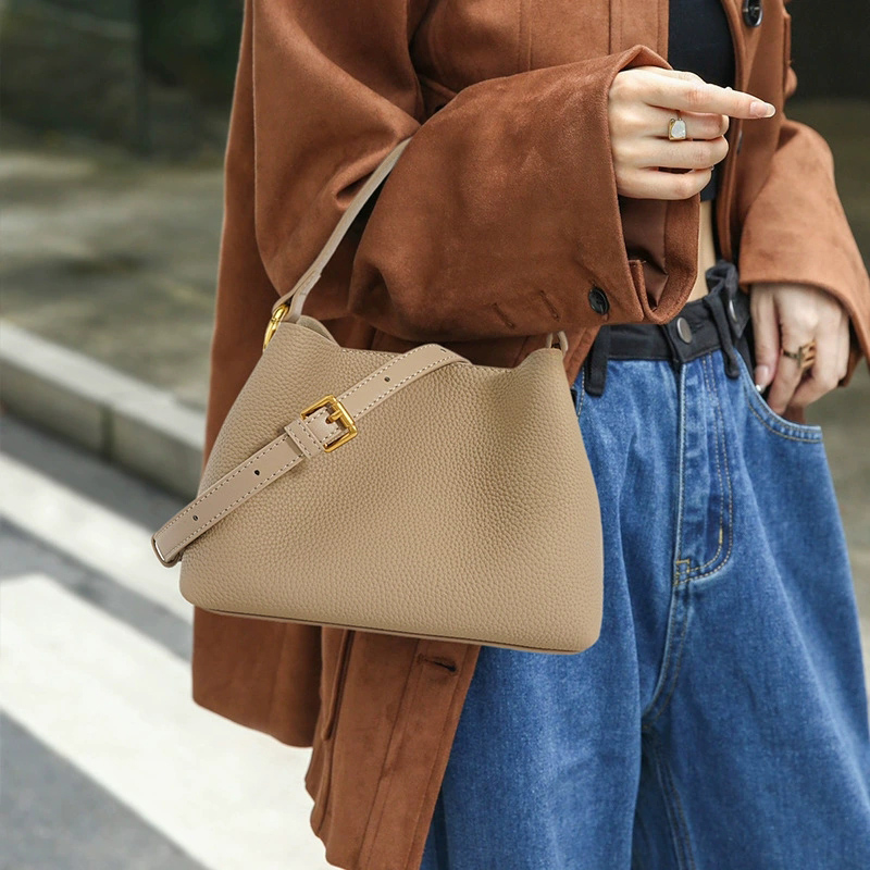 DEEPKEE 小眾設計高級感頭層牛皮水桶包 手提菜籃包 DA9575 號