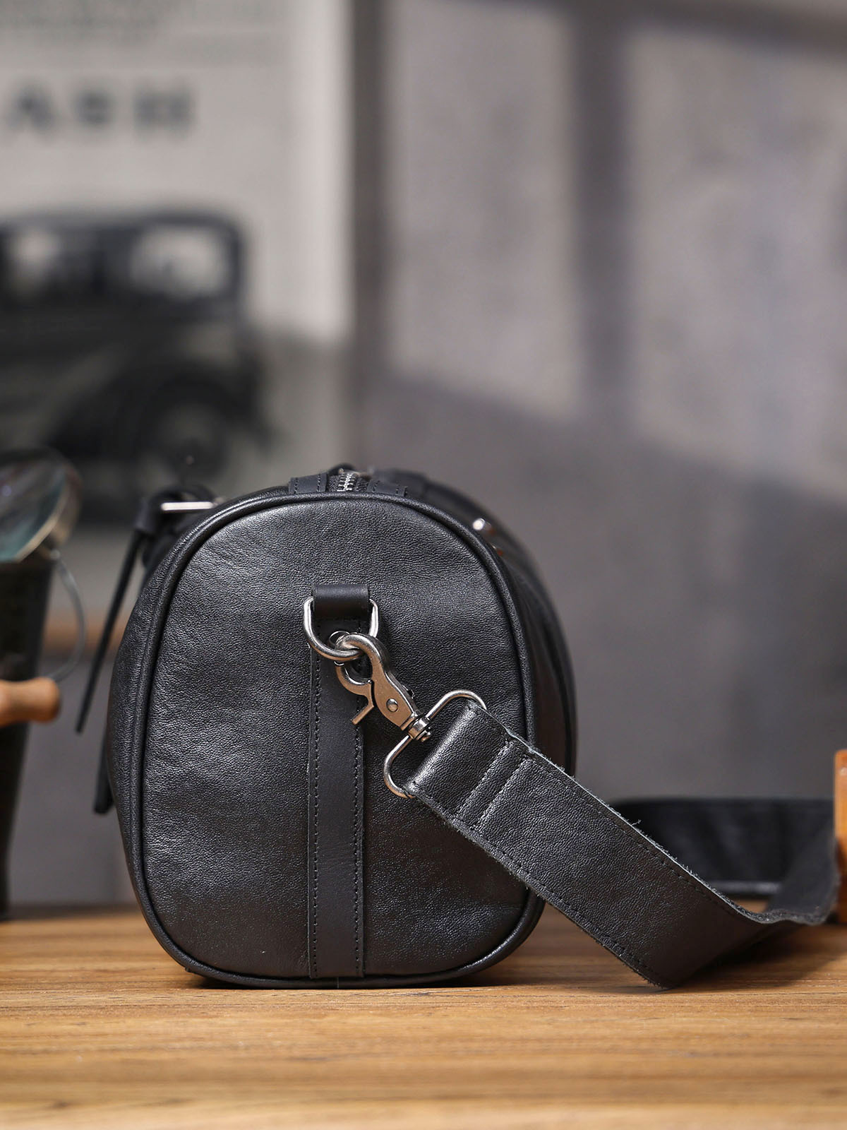 頭層牛皮肩背圓筒包男包【LB1197】