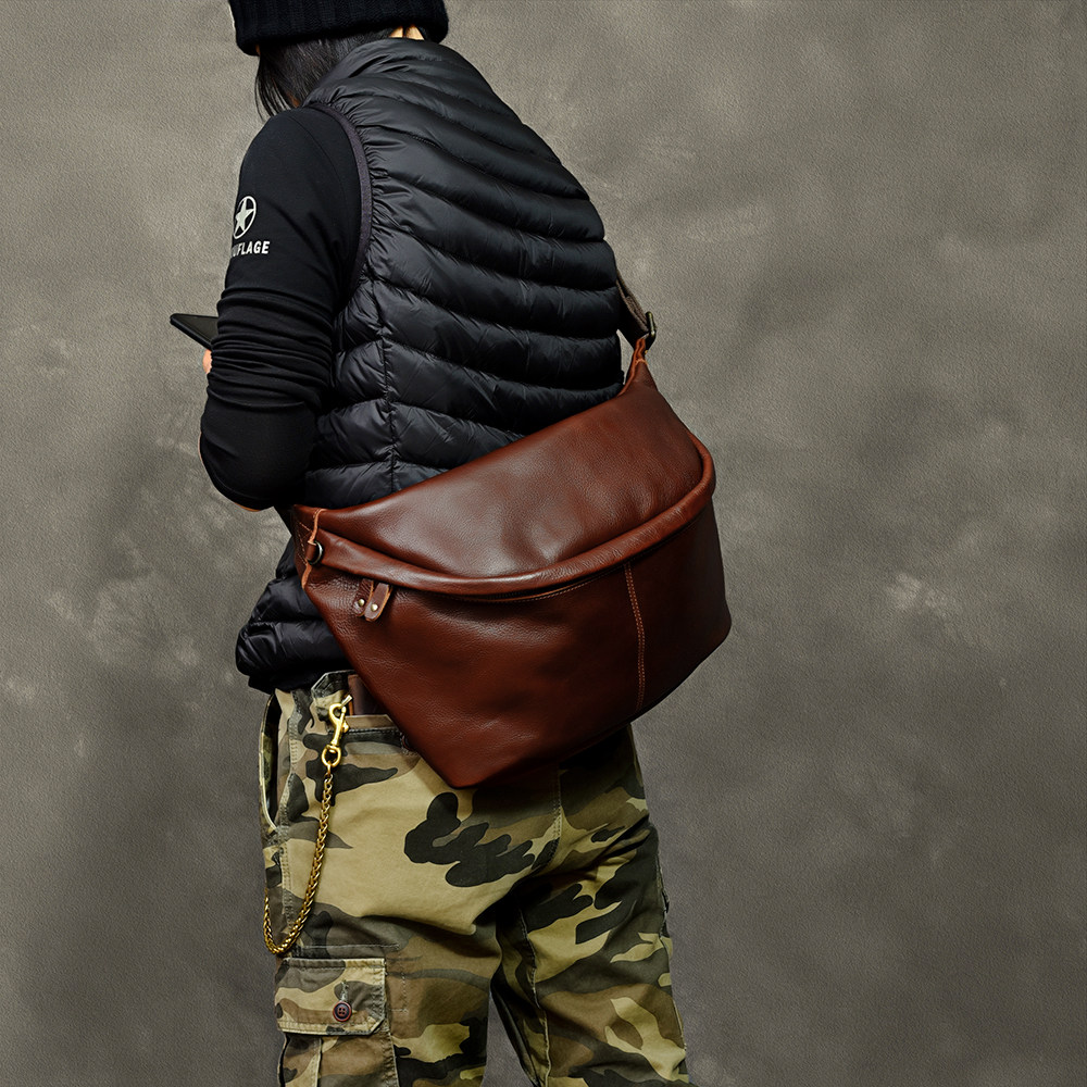 DEEPKEE 2845 號真皮胸包｜復古運動風大容量斜挎包 出門裝滿超省心