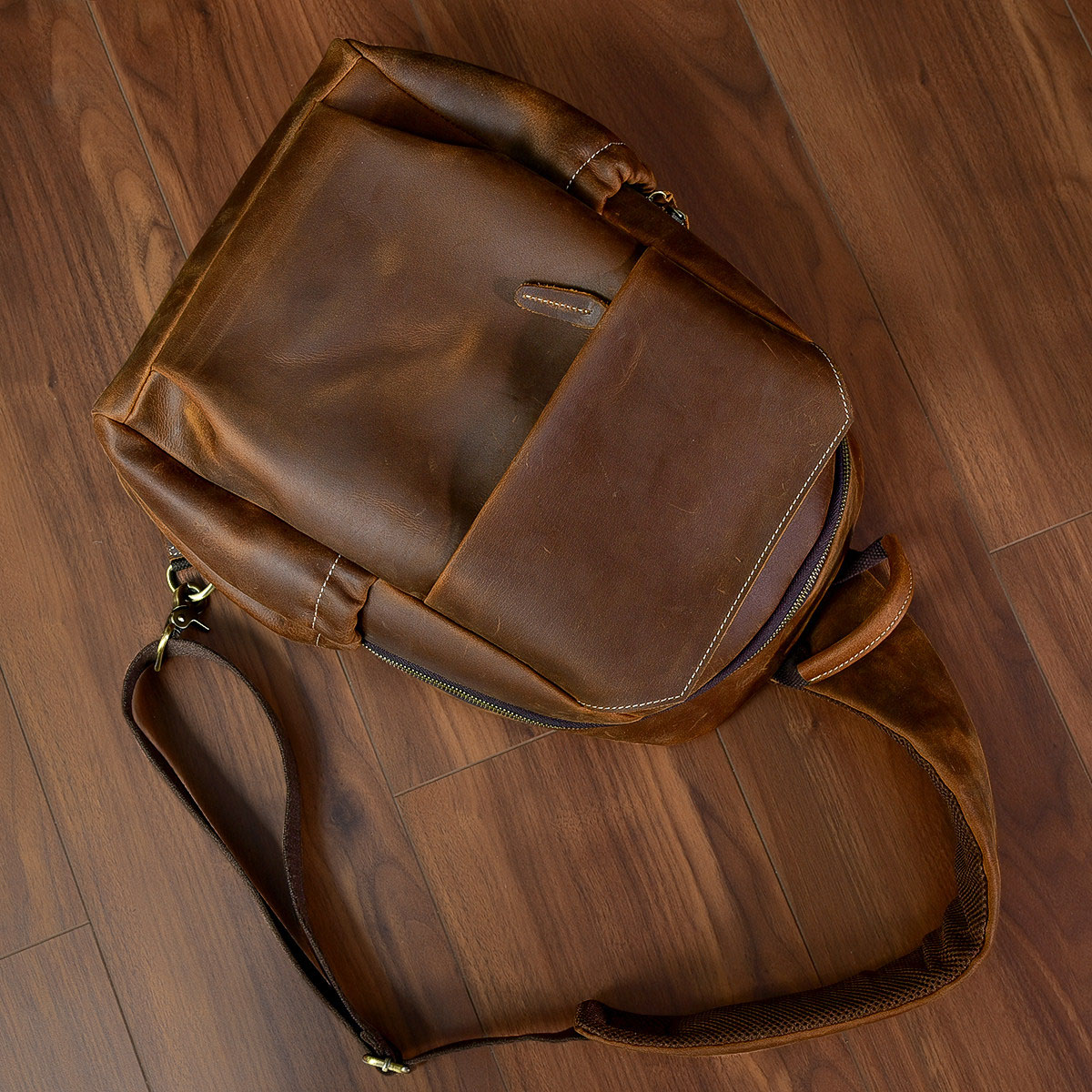 復古瘋馬皮斜背包大胸包2407號