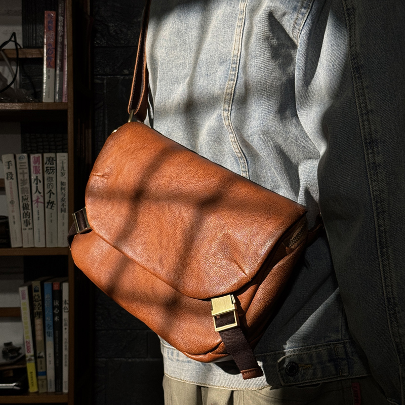 DEEPKEE 真皮單肩包 復古男包 休閒植鞣牛皮通勤風郵差包 5110 號