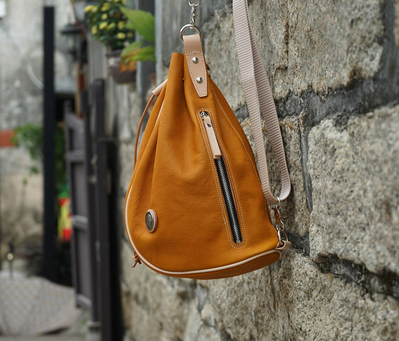 DEEPKEE 男女款皮瘋子頭層牛皮男女生美式獨特斜挎紅月背包機車包餃子包 101 號