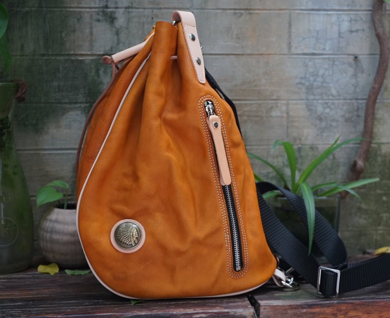 DEEPKEE 男女款皮瘋子頭層牛皮男女生美式獨特斜挎紅月背包機車包餃子包 101 號