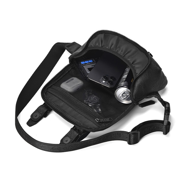 潮牌門首男士斜背包42277