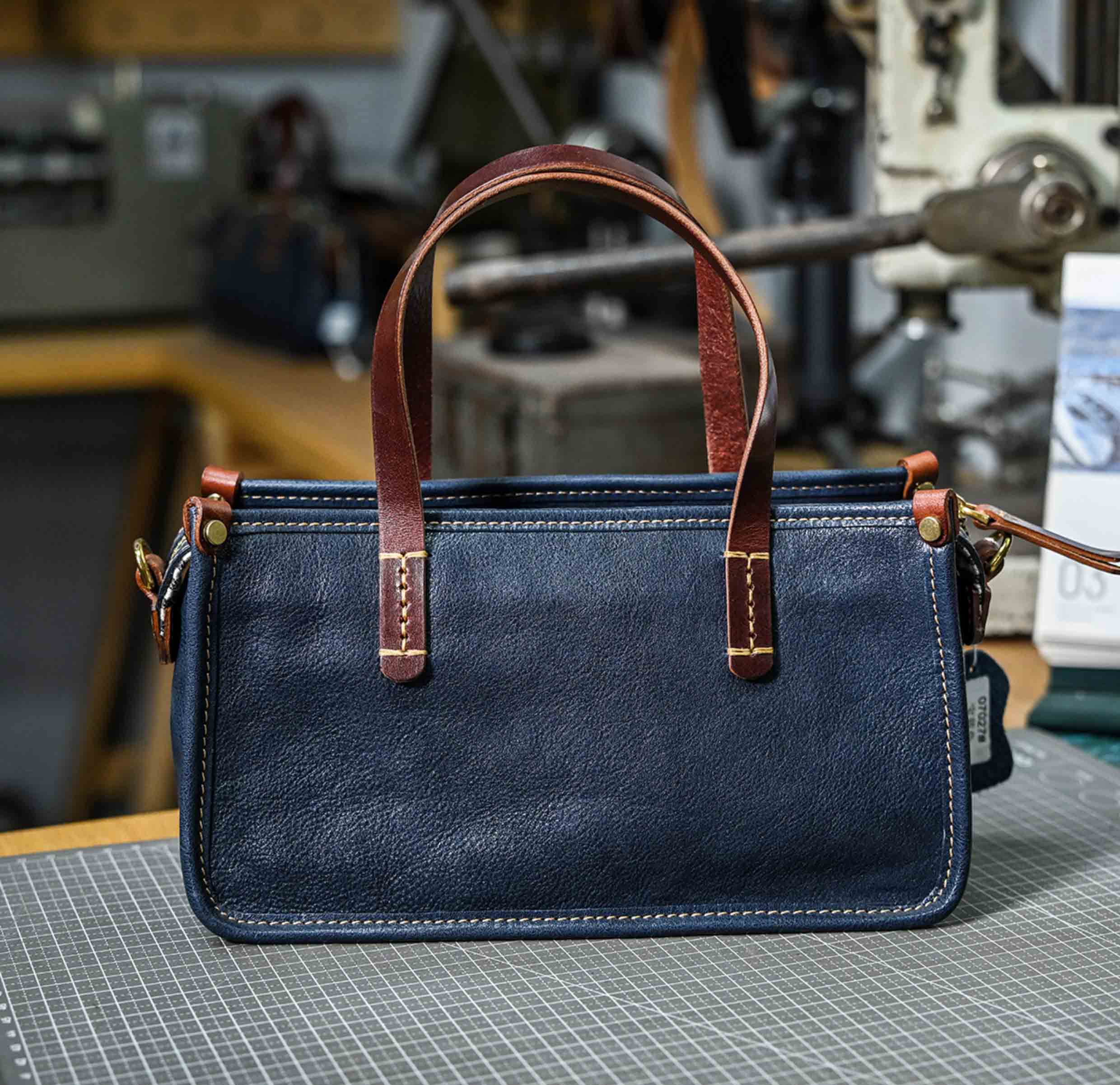 香港狄記皮具 狄記 原創真皮手工 ins郵差包 ins風格包包 頭層牛皮包包 皮革 原創手工真皮 皮件 DEEPKEE 復古包款 小眾軟皮手工包 真皮小方包 0727 號