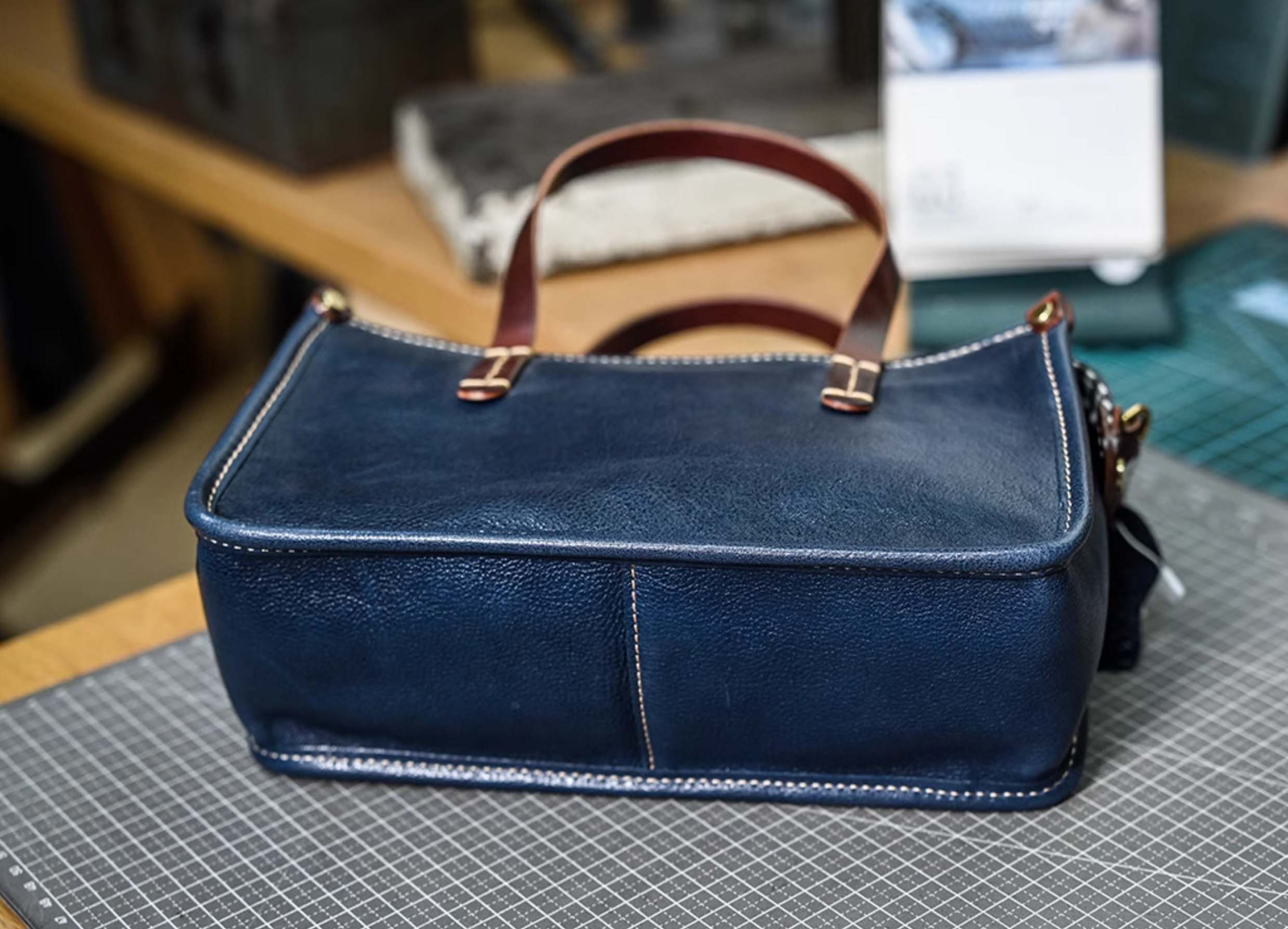 香港狄記皮具 狄記 原創真皮手工 ins郵差包 ins風格包包 頭層牛皮包包 皮革 原創手工真皮 皮件 DEEPKEE 復古包款 小眾軟皮手工包 真皮小方包 0727 號