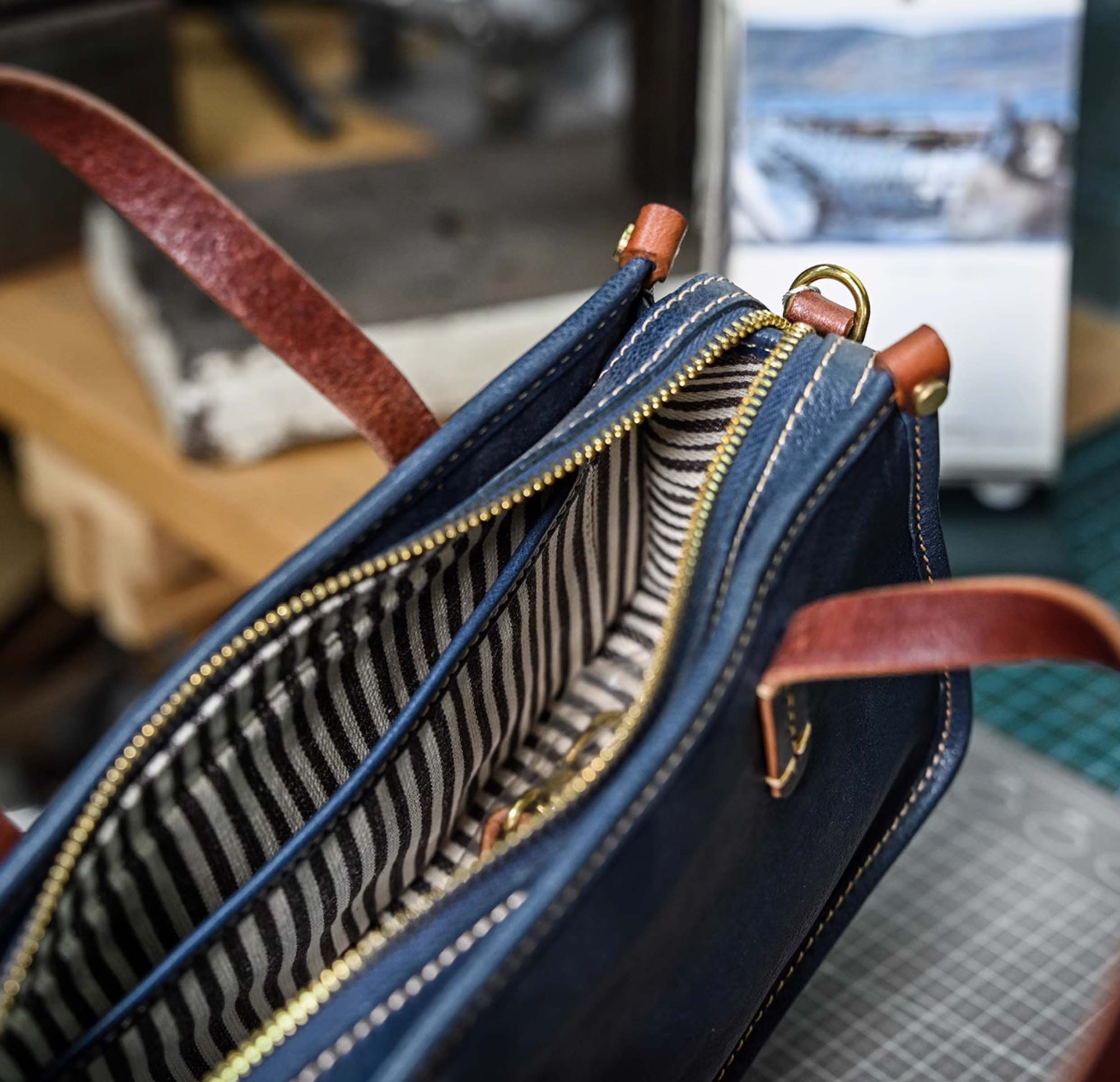 香港狄記皮具 狄記 原創真皮手工 ins郵差包 ins風格包包 頭層牛皮包包 皮革 原創手工真皮 皮件 DEEPKEE 復古包款 小眾軟皮手工包 真皮小方包 0727 號